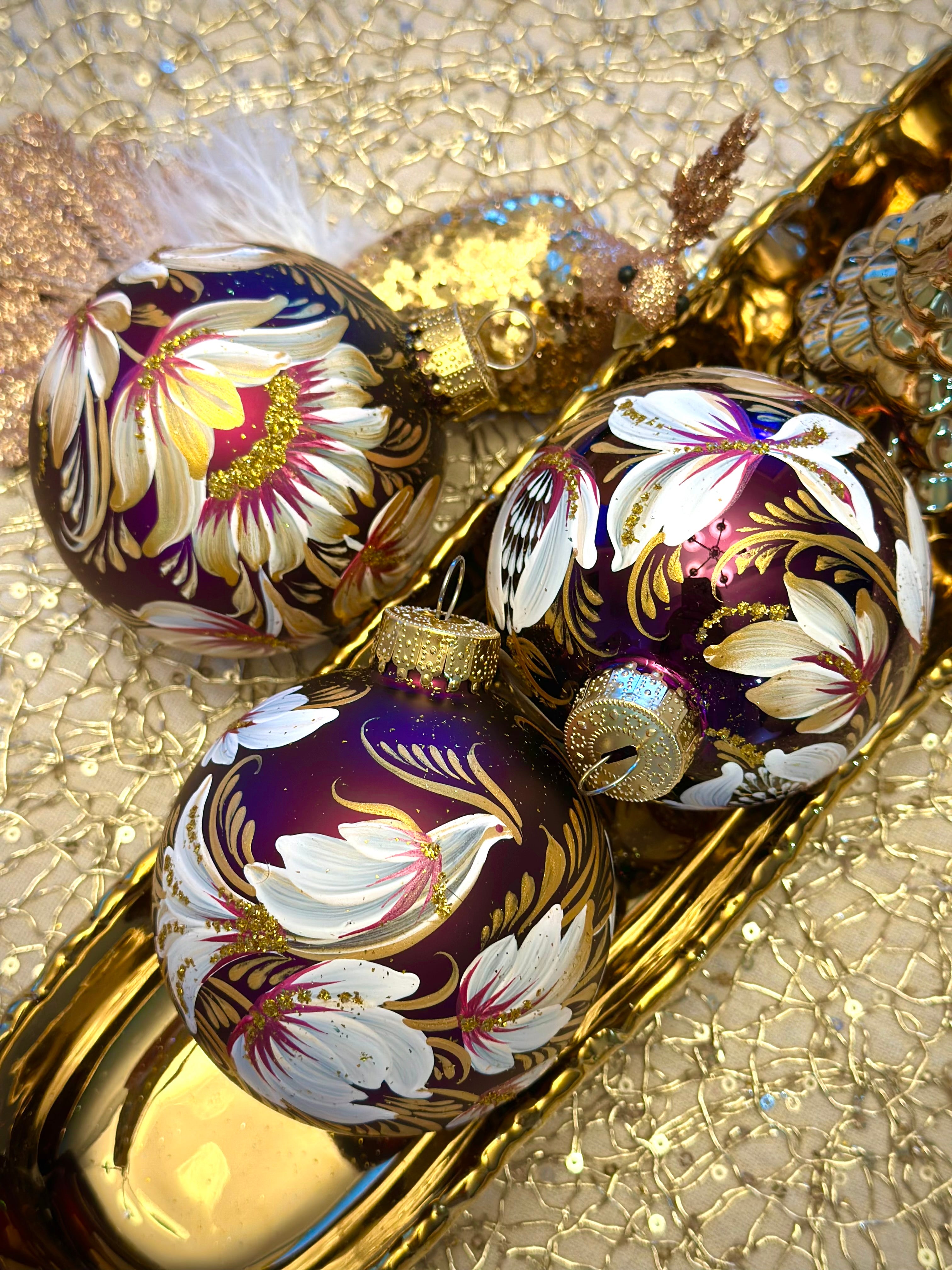 A SET OF CHRISTMAS ORNAMENTS - 118