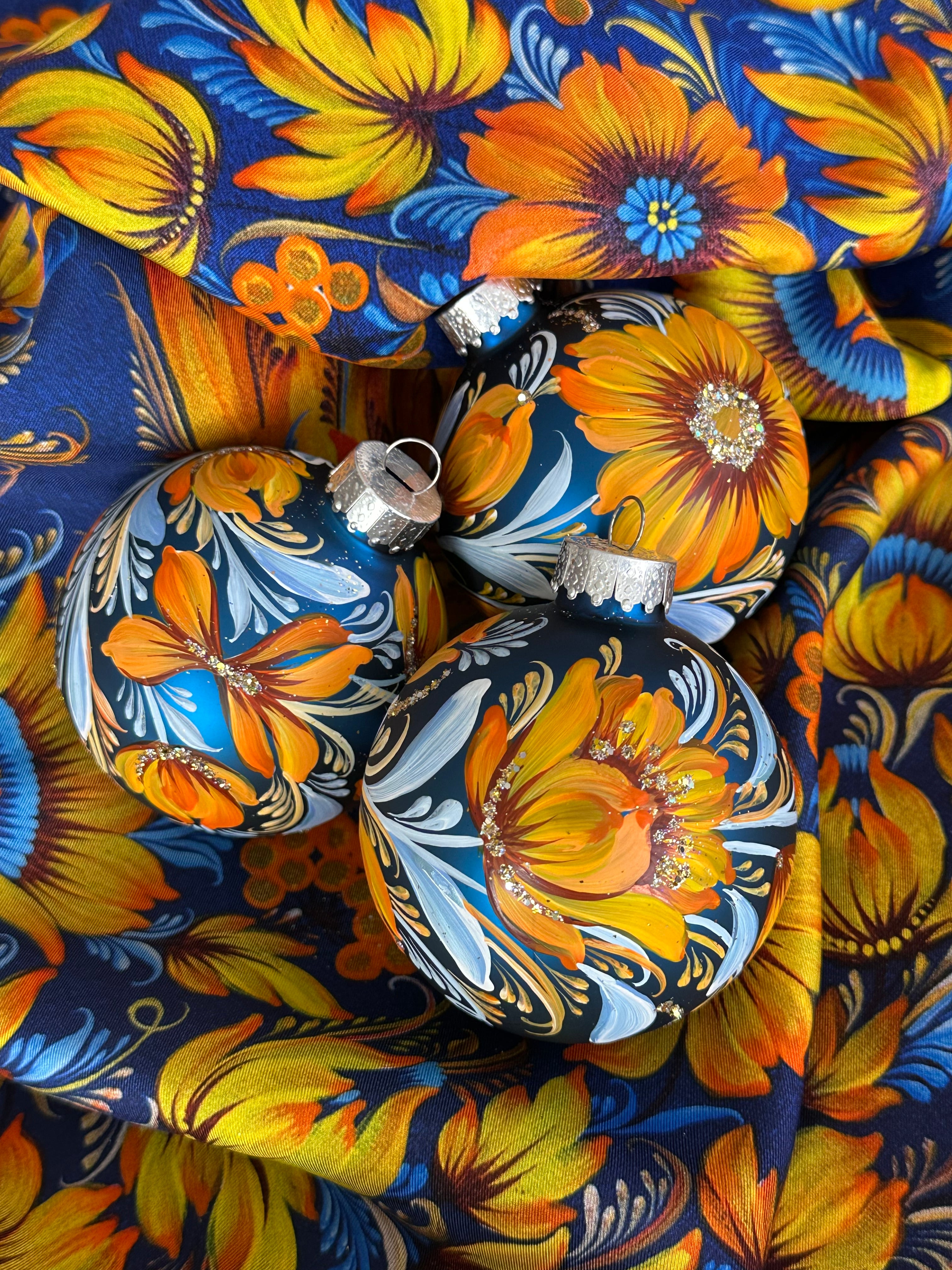 A SET OF CHRISTMAS ORNAMENTS - 106