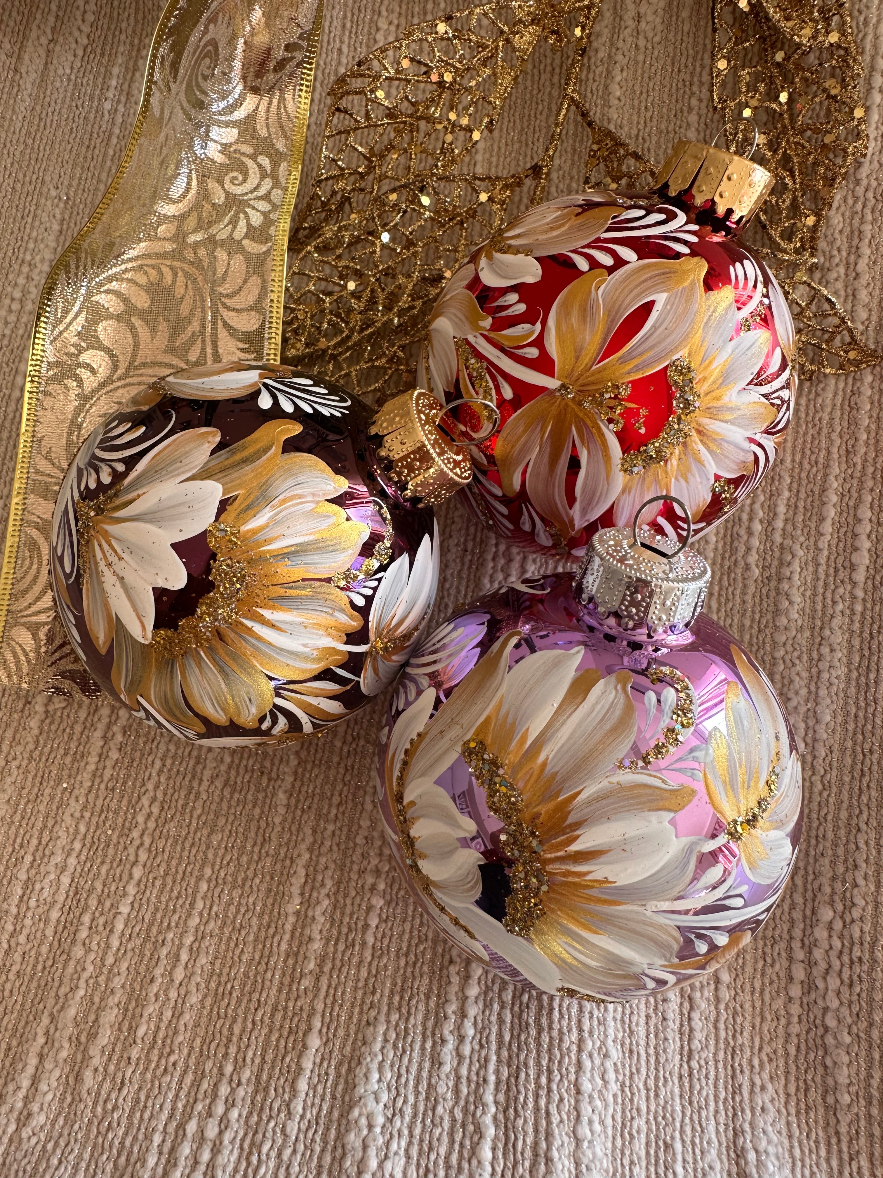 A SET OF CHRISTMAS ORNAMENTS - 122