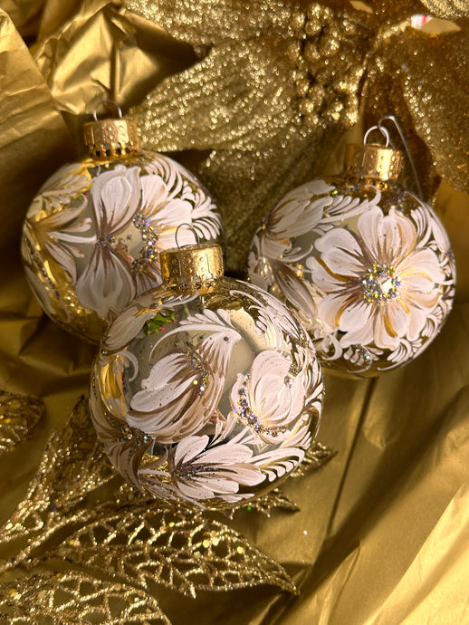 A SET OF CHRISTMAS ORNAMENTS - 124