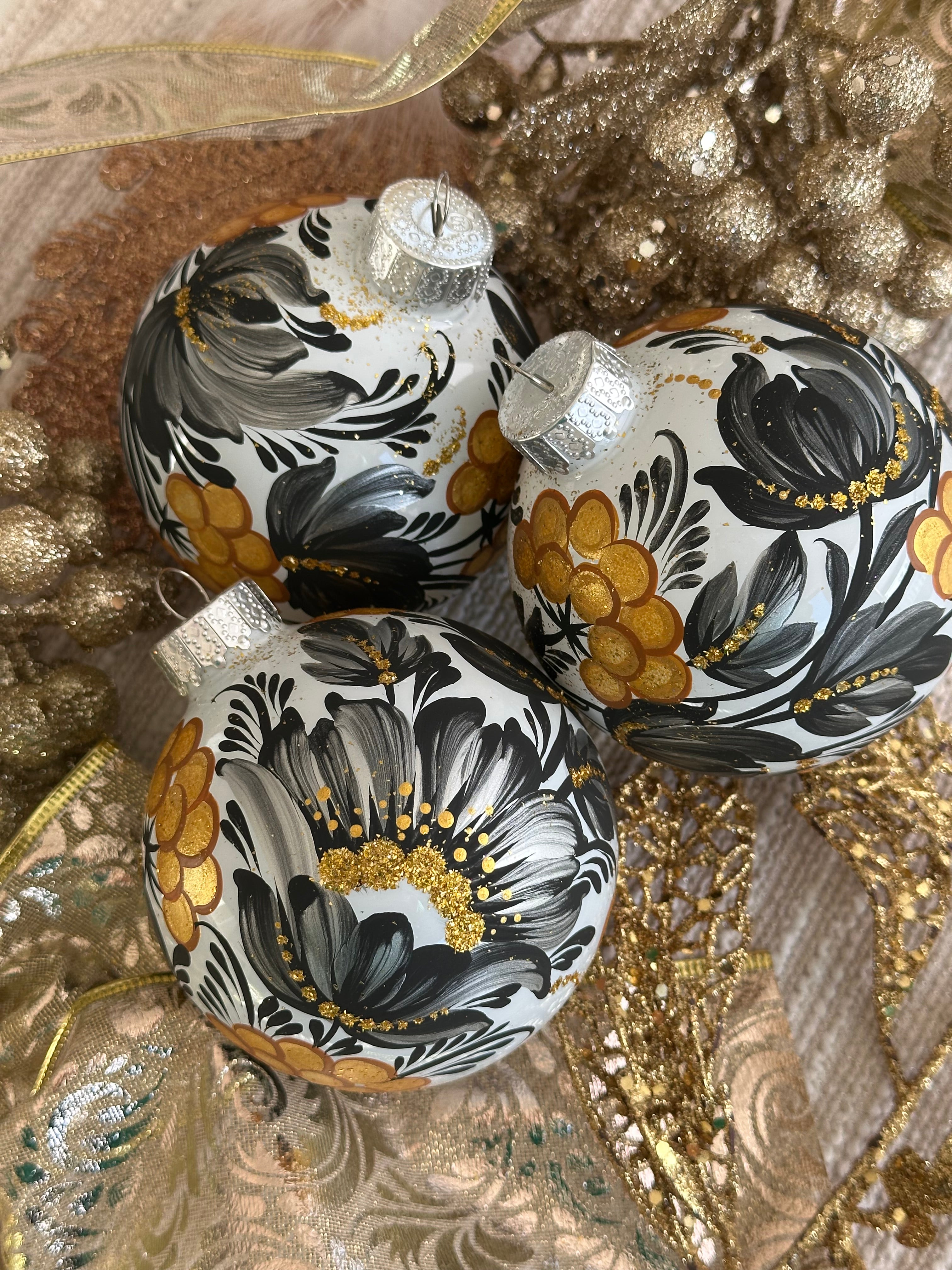 A SET OF CHRISTMAS ORNAMENTS - 117