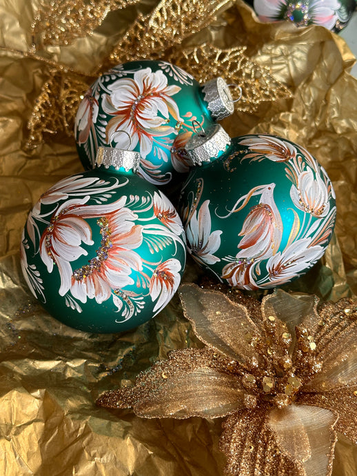 A SET OF CHRISTMAS ORNAMENTS - 118