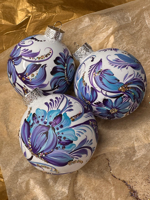 A SET OF CHRISTMAS ORNAMENTS - 107