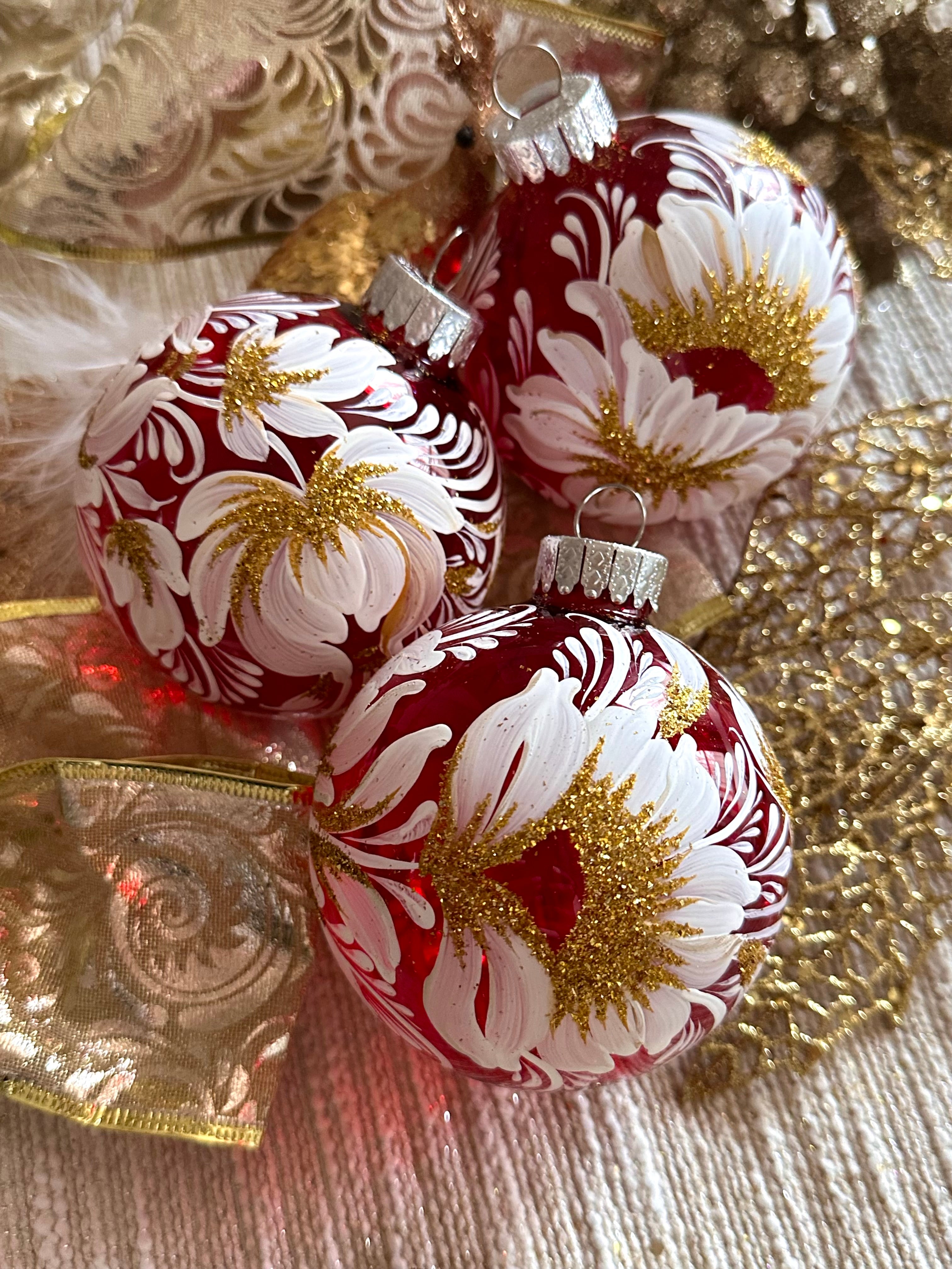 A SET OF CHRISTMAS ORNAMENTS - 119