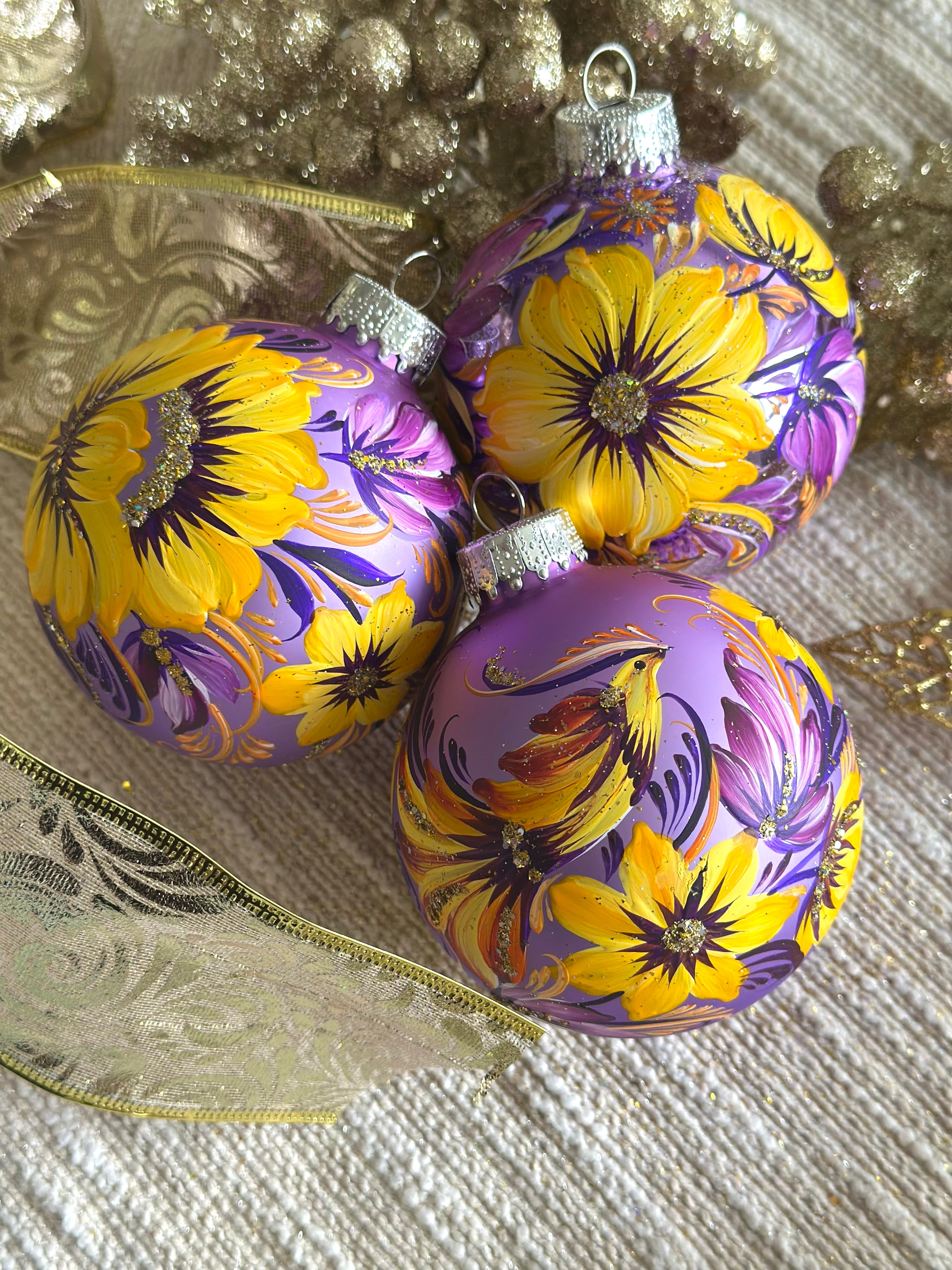 A SET OF CHRISTMAS ORNAMENTS - 119