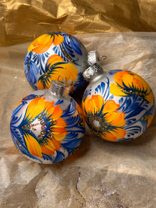 A SET OF CHRISTMAS ORNAMENTS - 109