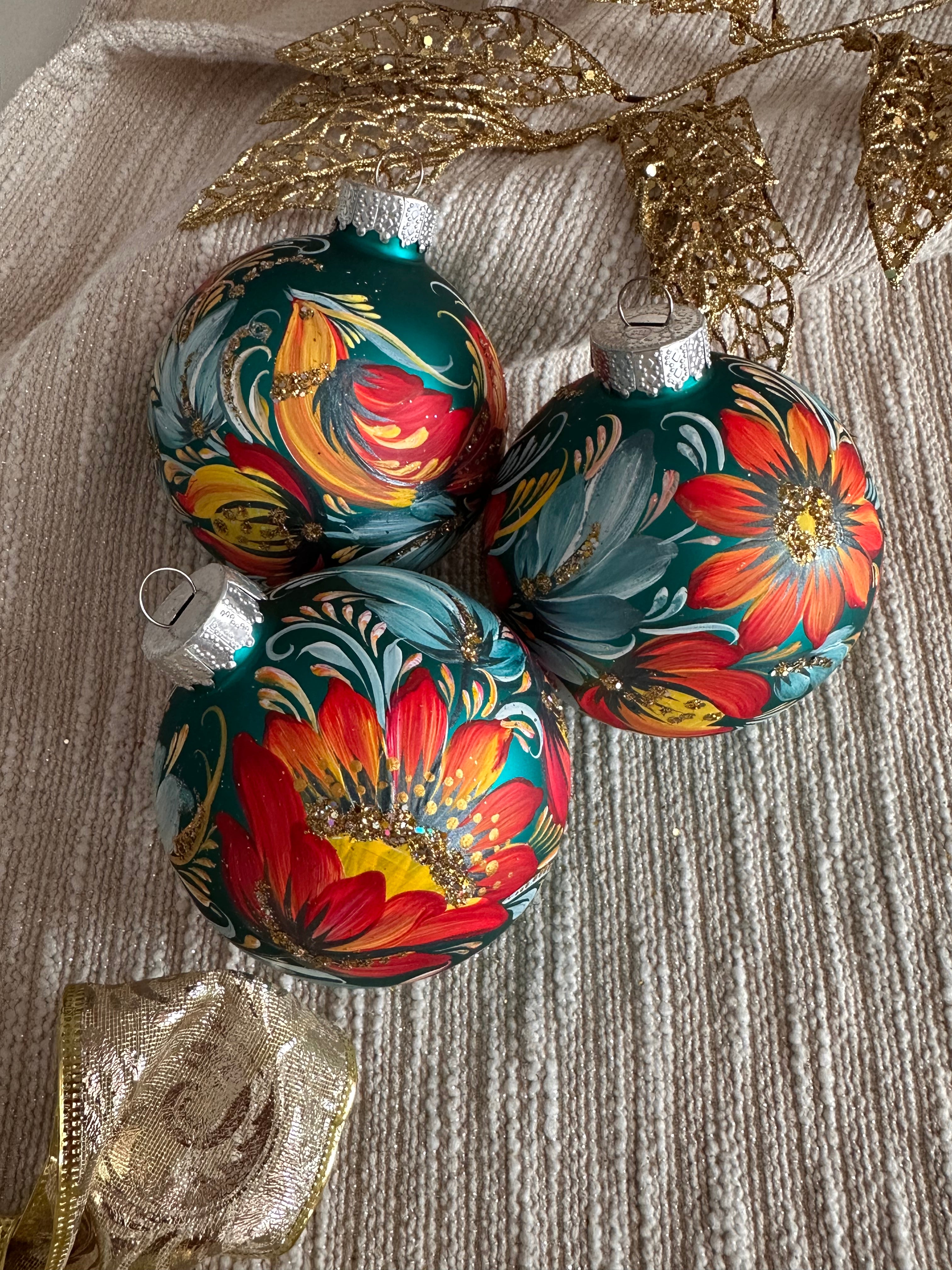 A SET OF CHRISTMAS ORNAMENTS - 127