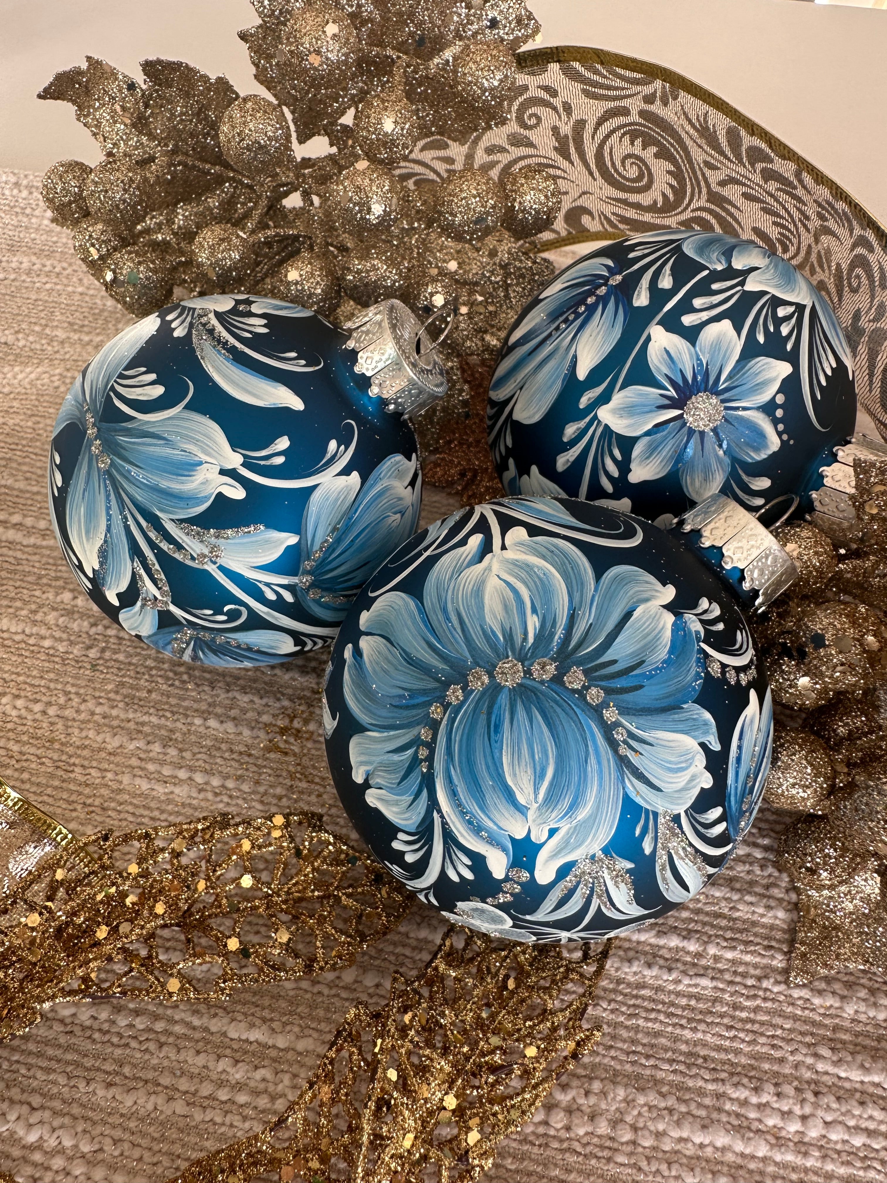 A SET OF CHRISTMAS ORNAMENTS - 115