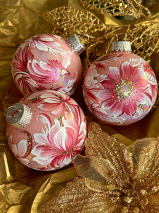 A SET OF CHRISTMAS ORNAMENTS - 102