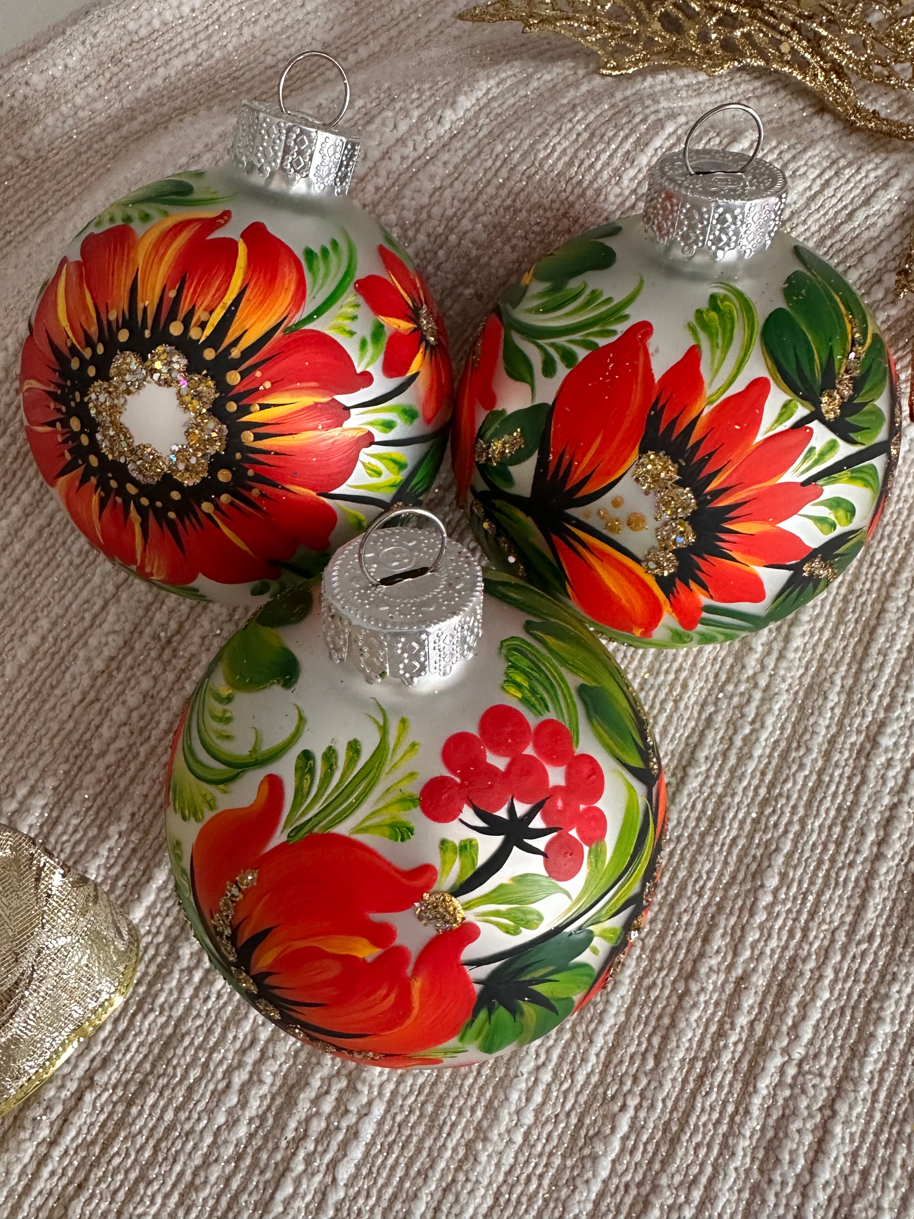 A SET OF CHRISTMAS ORNAMENTS - 126