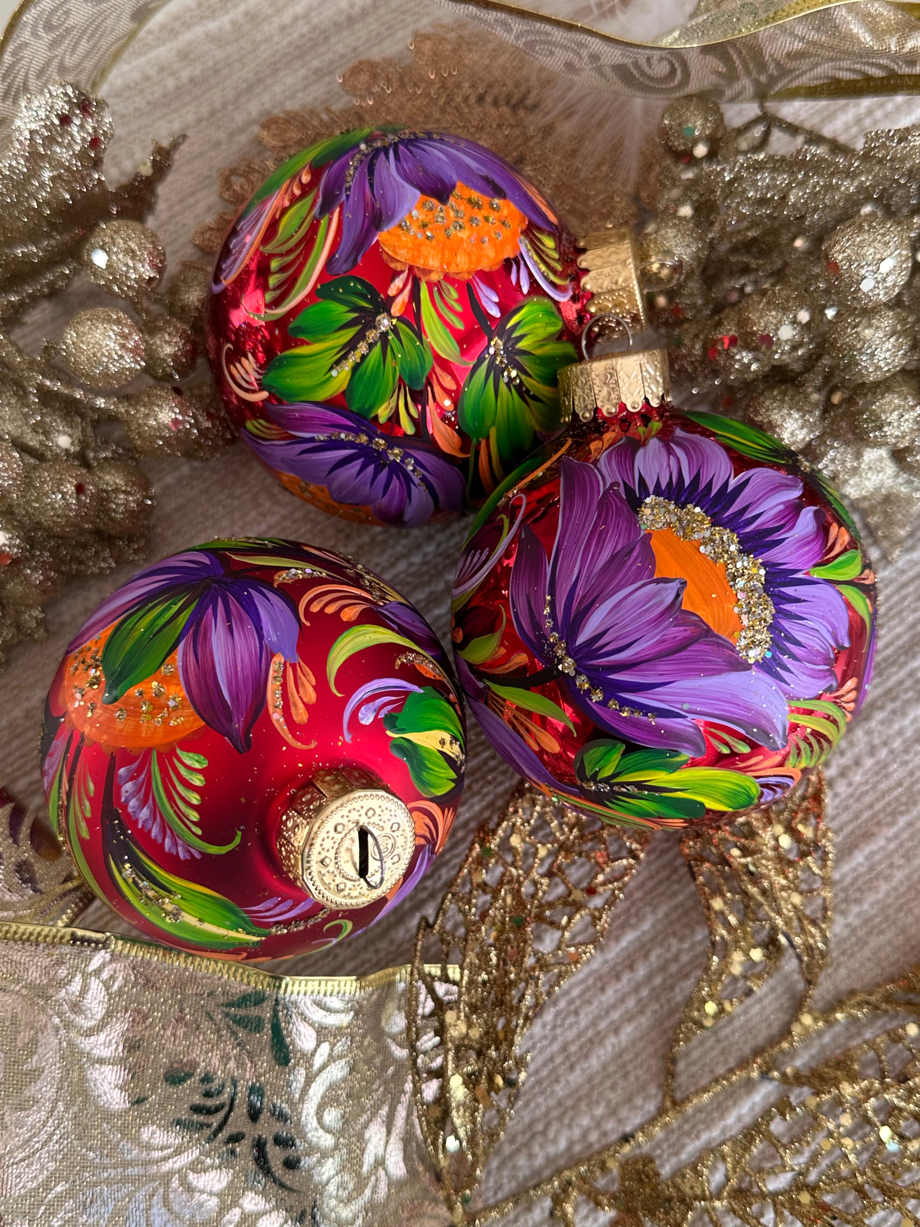 A SET OF CHRISTMAS ORNAMENTS - 116