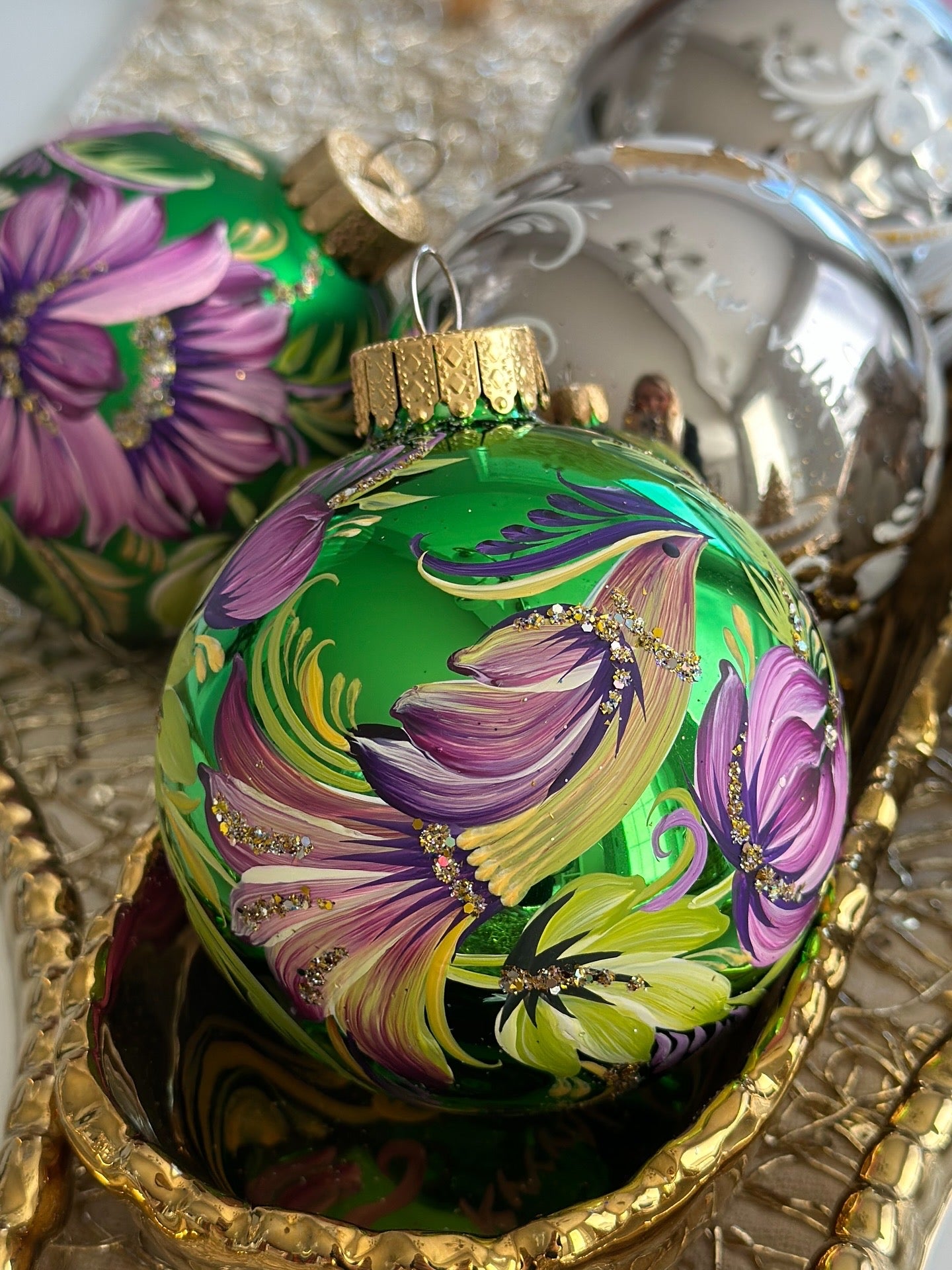 A SET OF CHRISTMAS ORNAMENTS - 108
