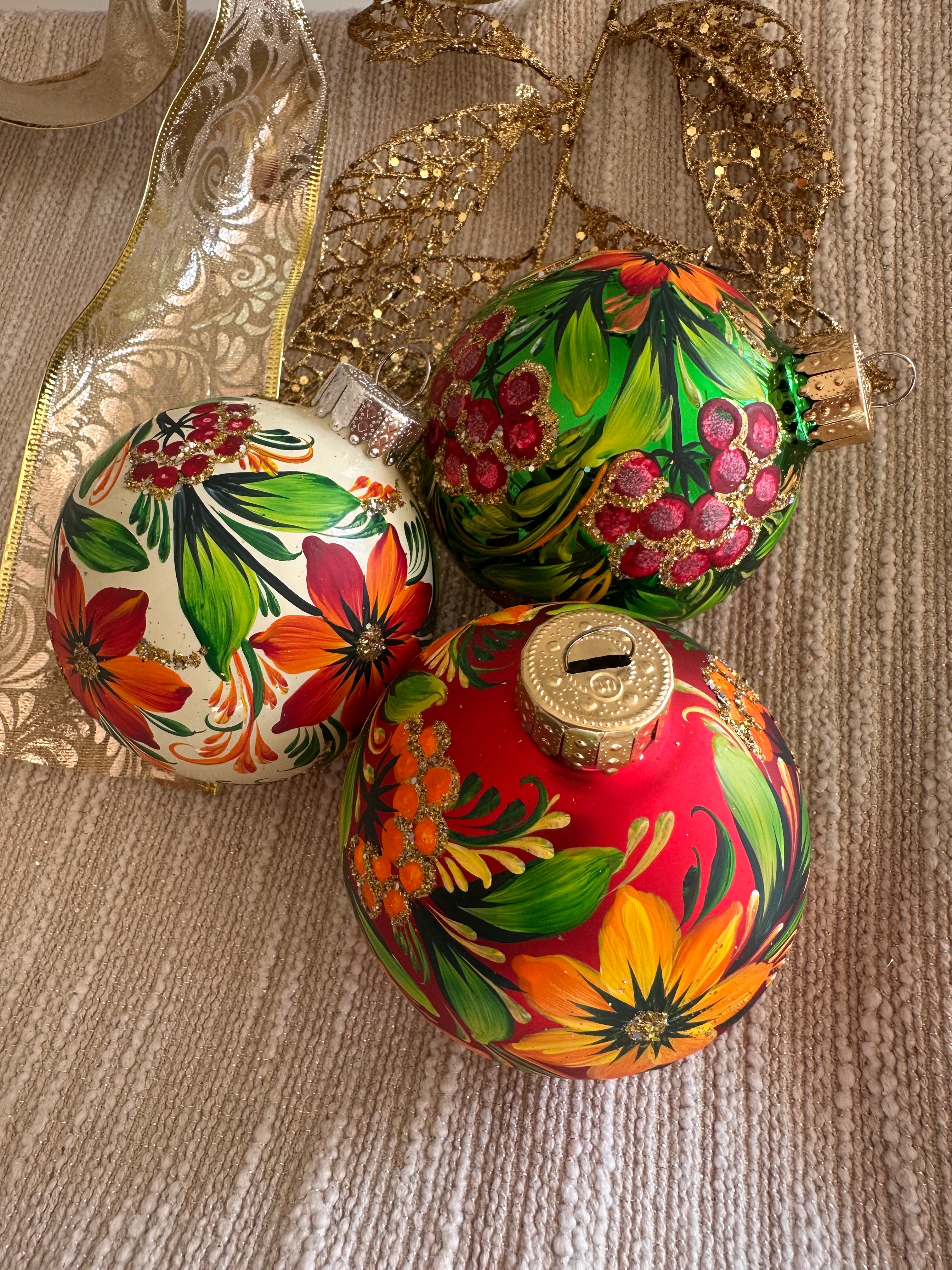 A SET OF CHRISTMAS ORNAMENTS - 121