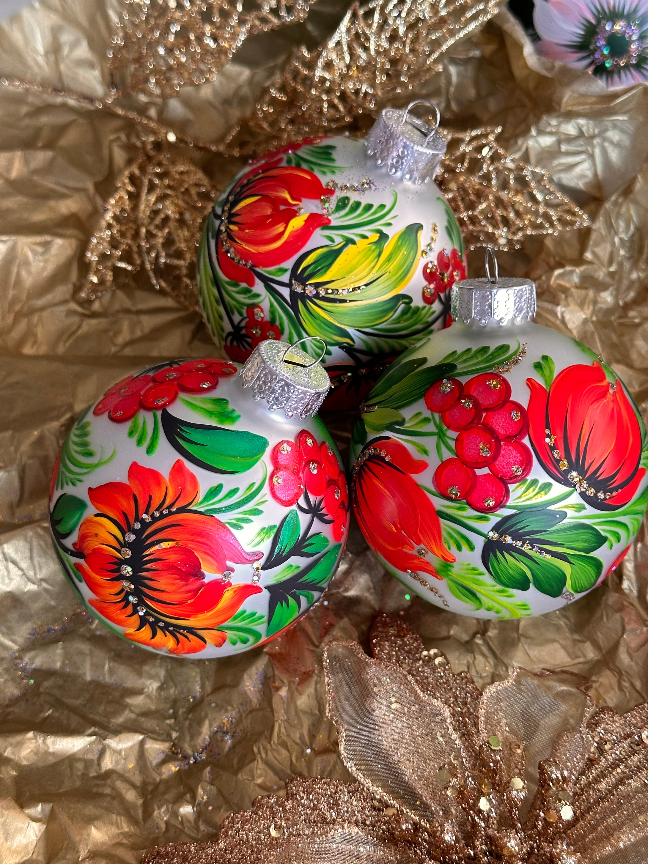 A SET OF CHRISTMAS ORNAMENTS - 119