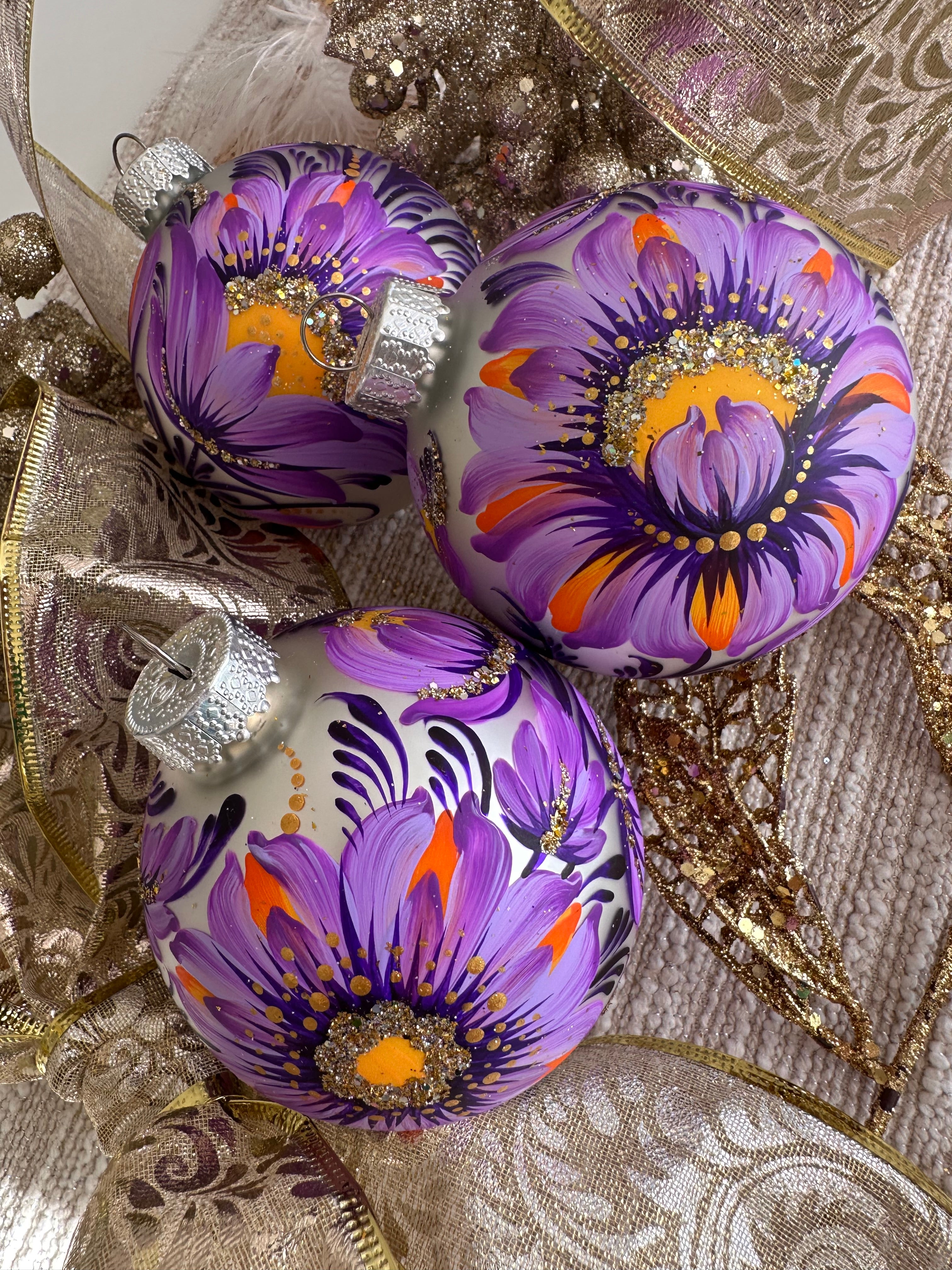 A SET OF CHRISTMAS ORNAMENTS - 113