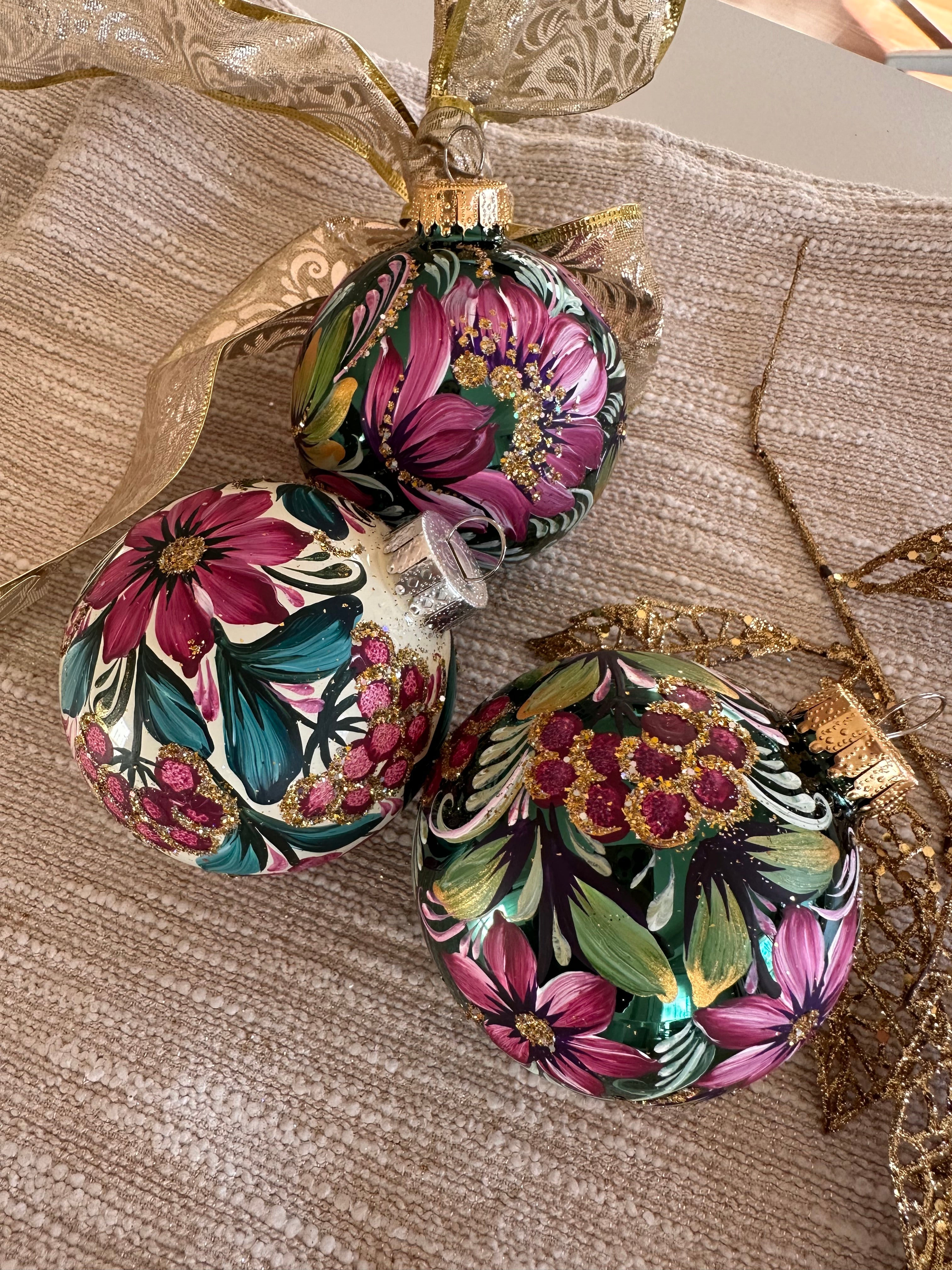 A SET OF CHRISTMAS ORNAMENTS - 123