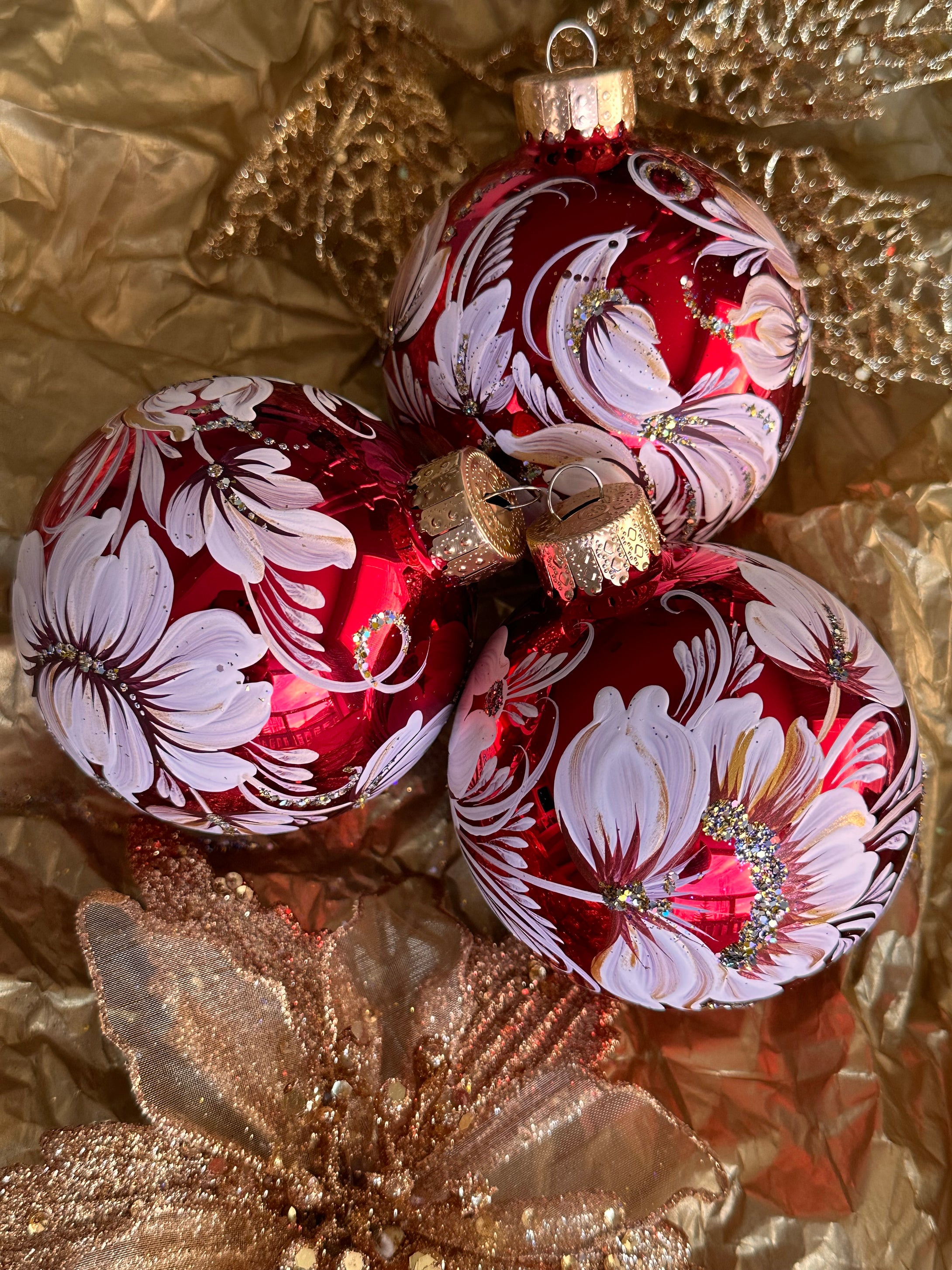 A SET OF CHRISTMAS ORNAMENTS - 114