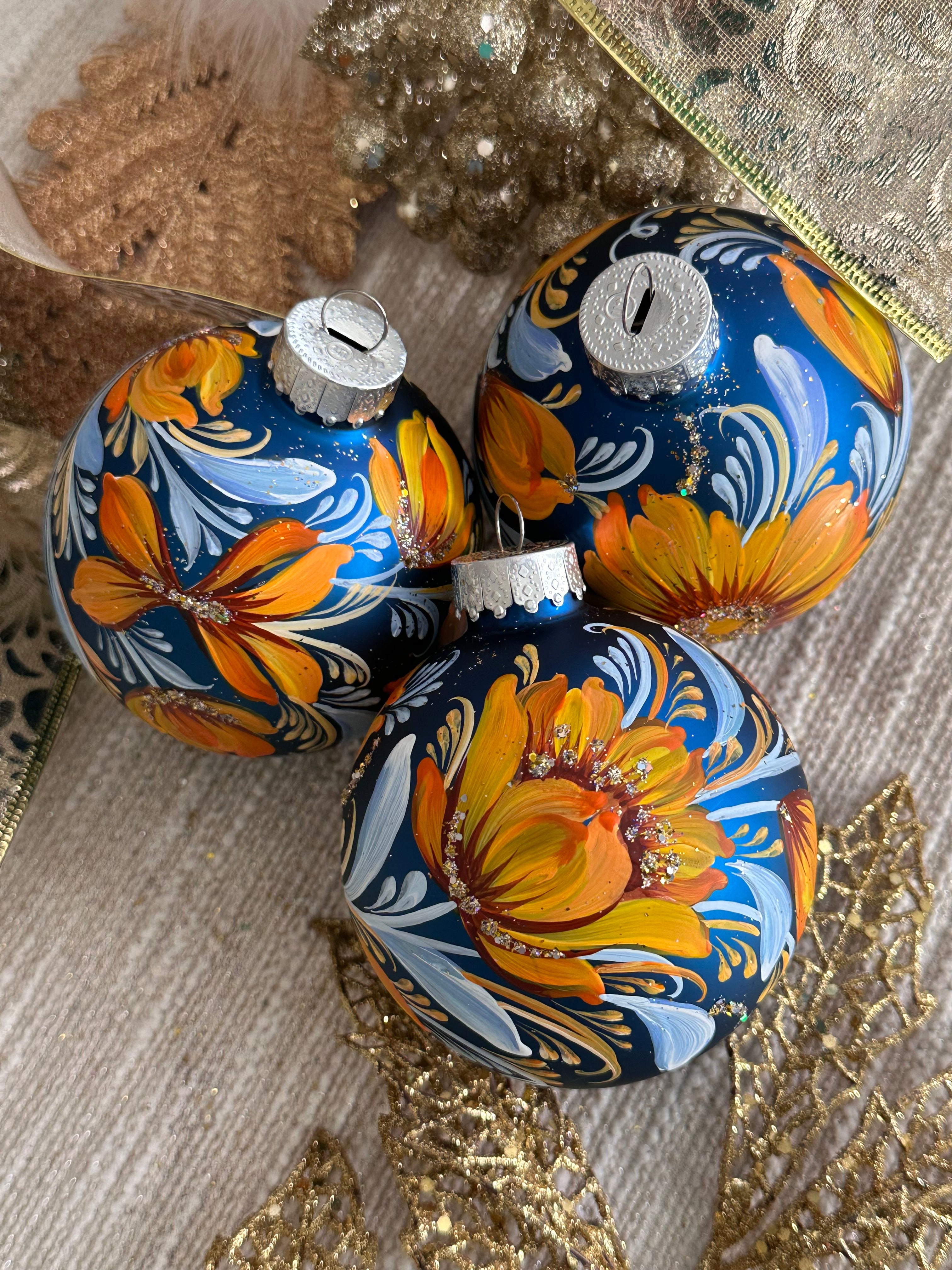 A SET OF CHRISTMAS ORNAMENTS - 106