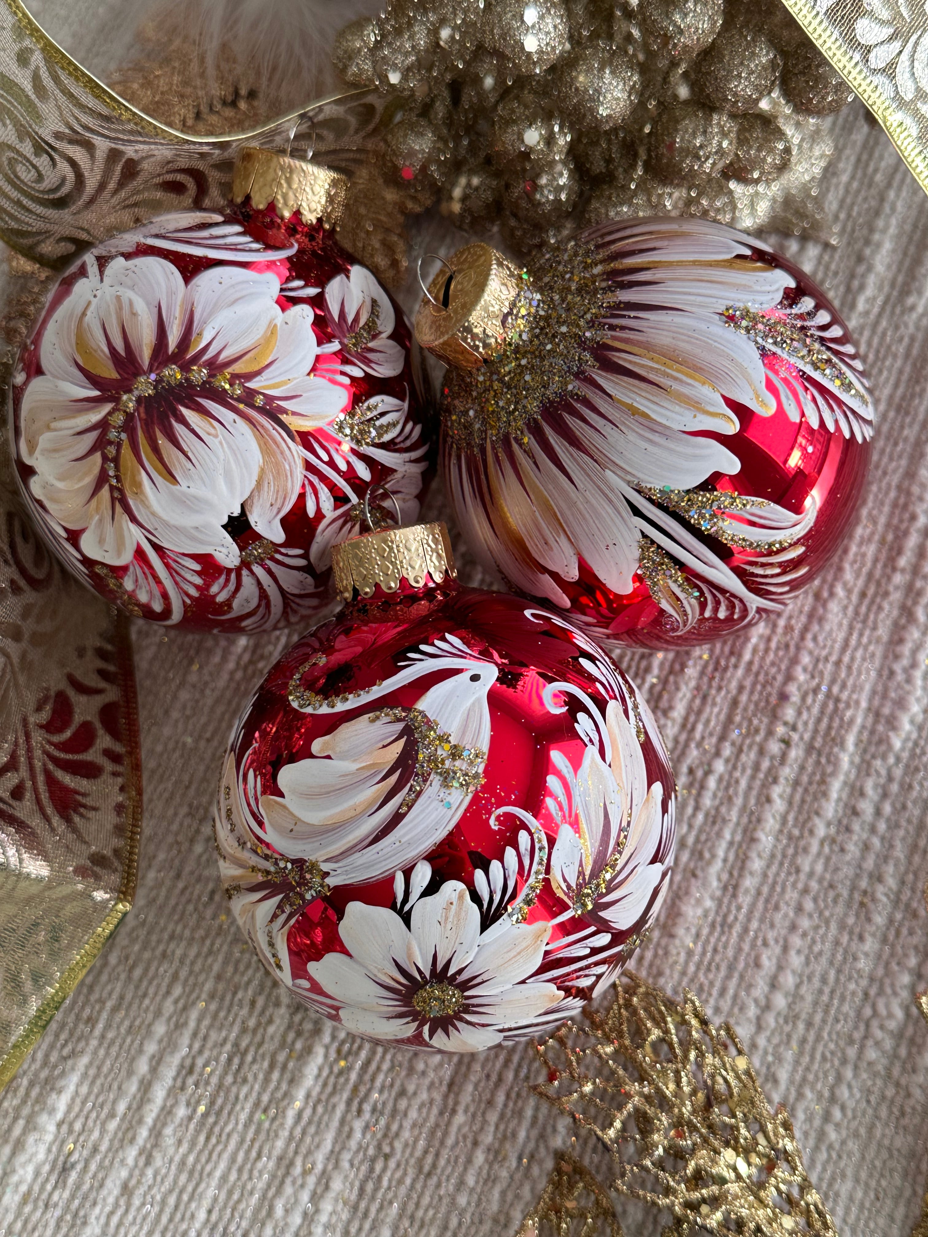 A SET OF CHRISTMAS ORNAMENTS - 102