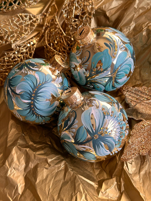 A SET OF CHRISTMAS ORNAMENTS - 113