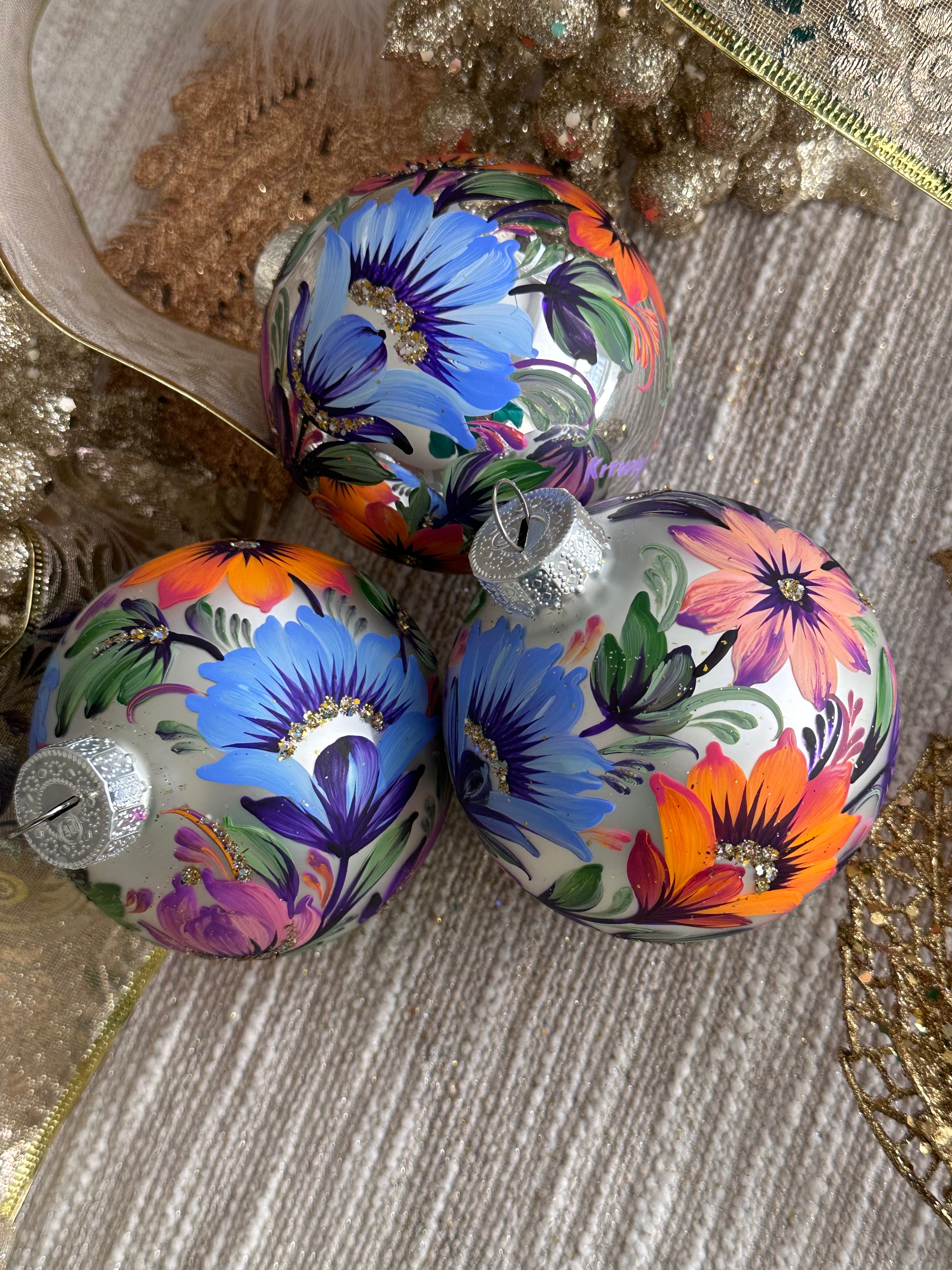 A SET OF CHRISTMAS ORNAMENTS - 107