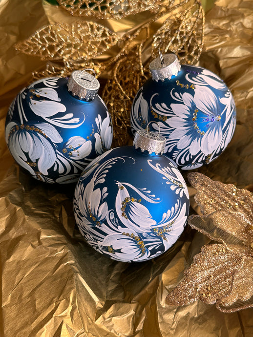 A SET OF CHRISTMAS ORNAMENTS - 108