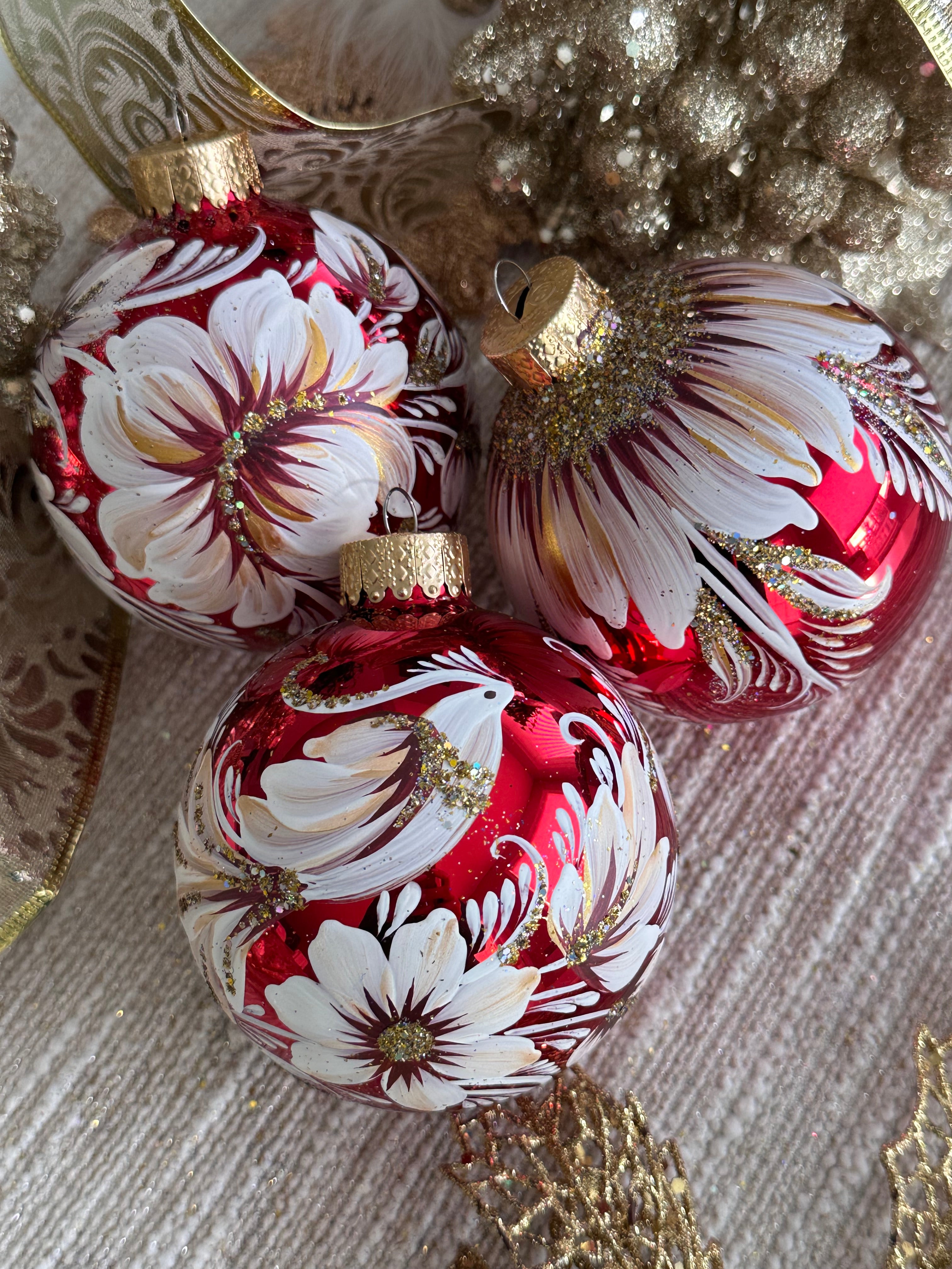 A SET OF CHRISTMAS ORNAMENTS - 102