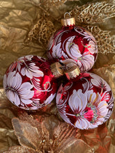 A SET OF CHRISTMAS ORNAMENTS - 114