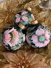 A SET OF CHRISTMAS ORNAMENTS - 121