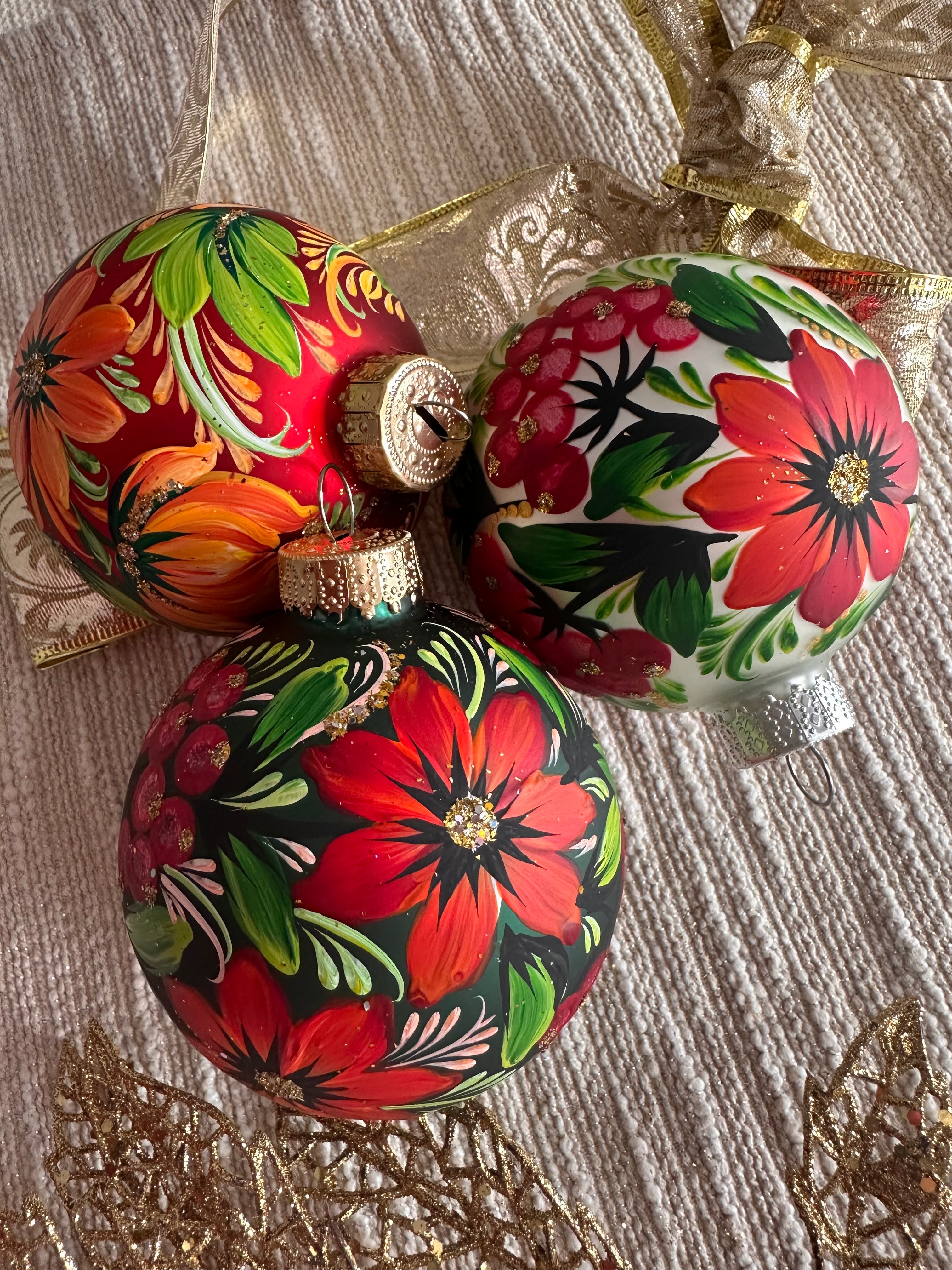 A SET OF CHRISTMAS ORNAMENTS - 124