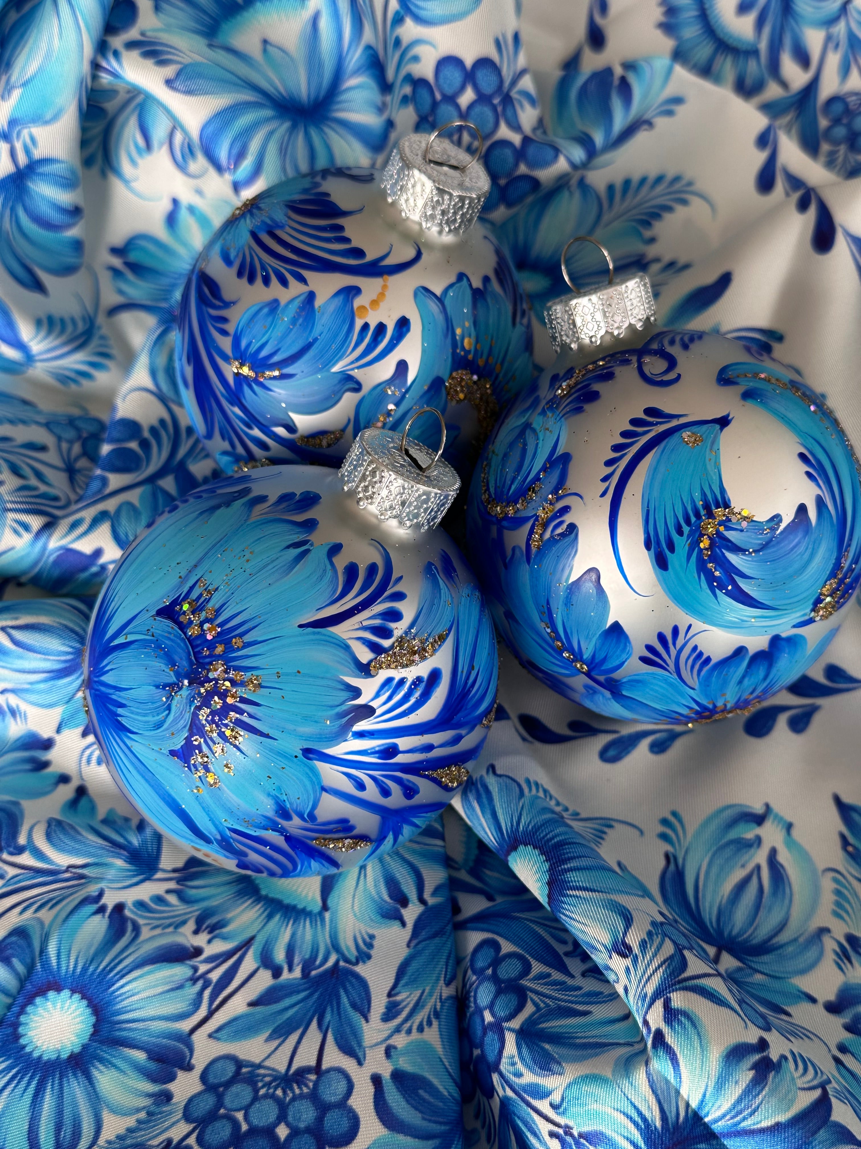 A SET OF CHRISTMAS ORNAMENTS - 101