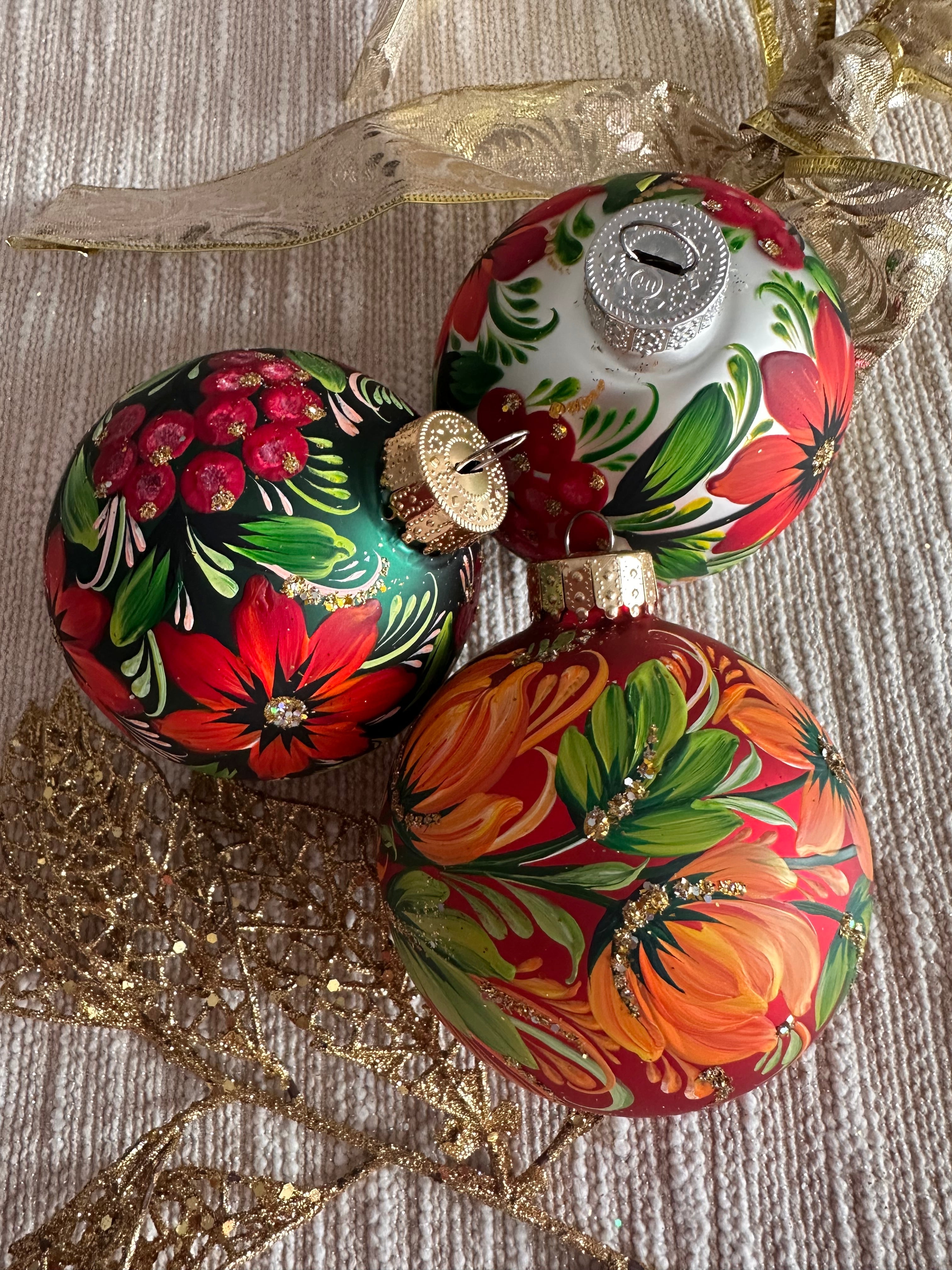 A SET OF CHRISTMAS ORNAMENTS - 124