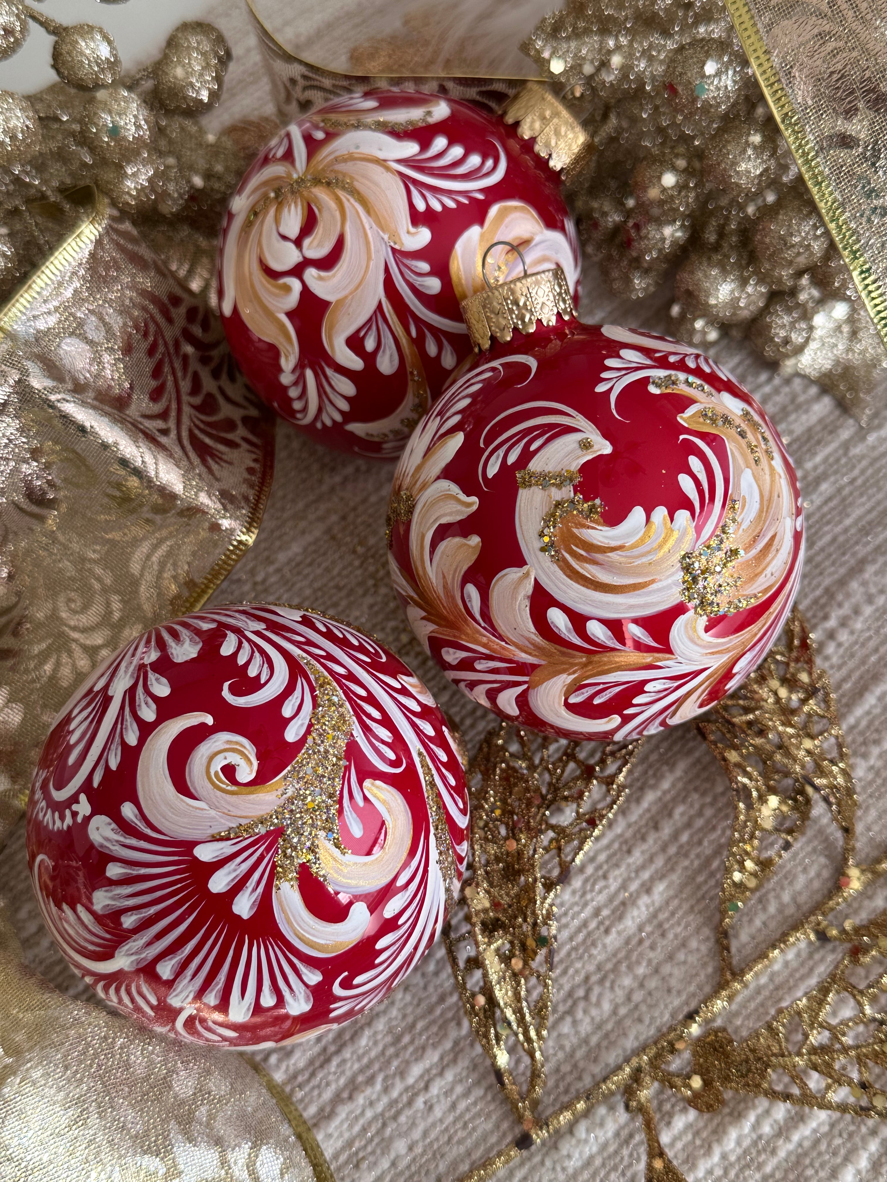 A SET OF CHRISTMAS ORNAMENTS - 110