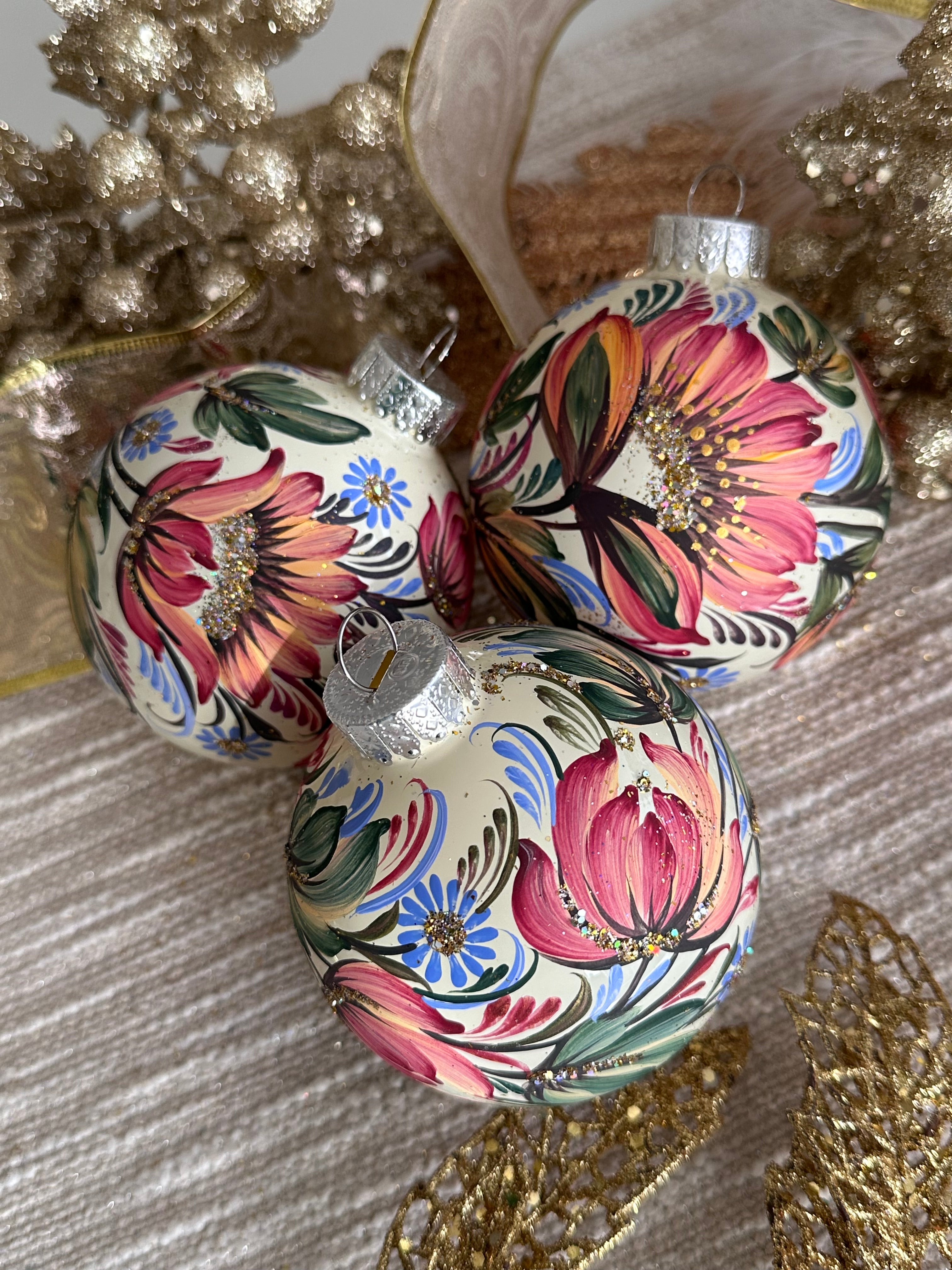 A SET OF CHRISTMAS ORNAMENTS - 109