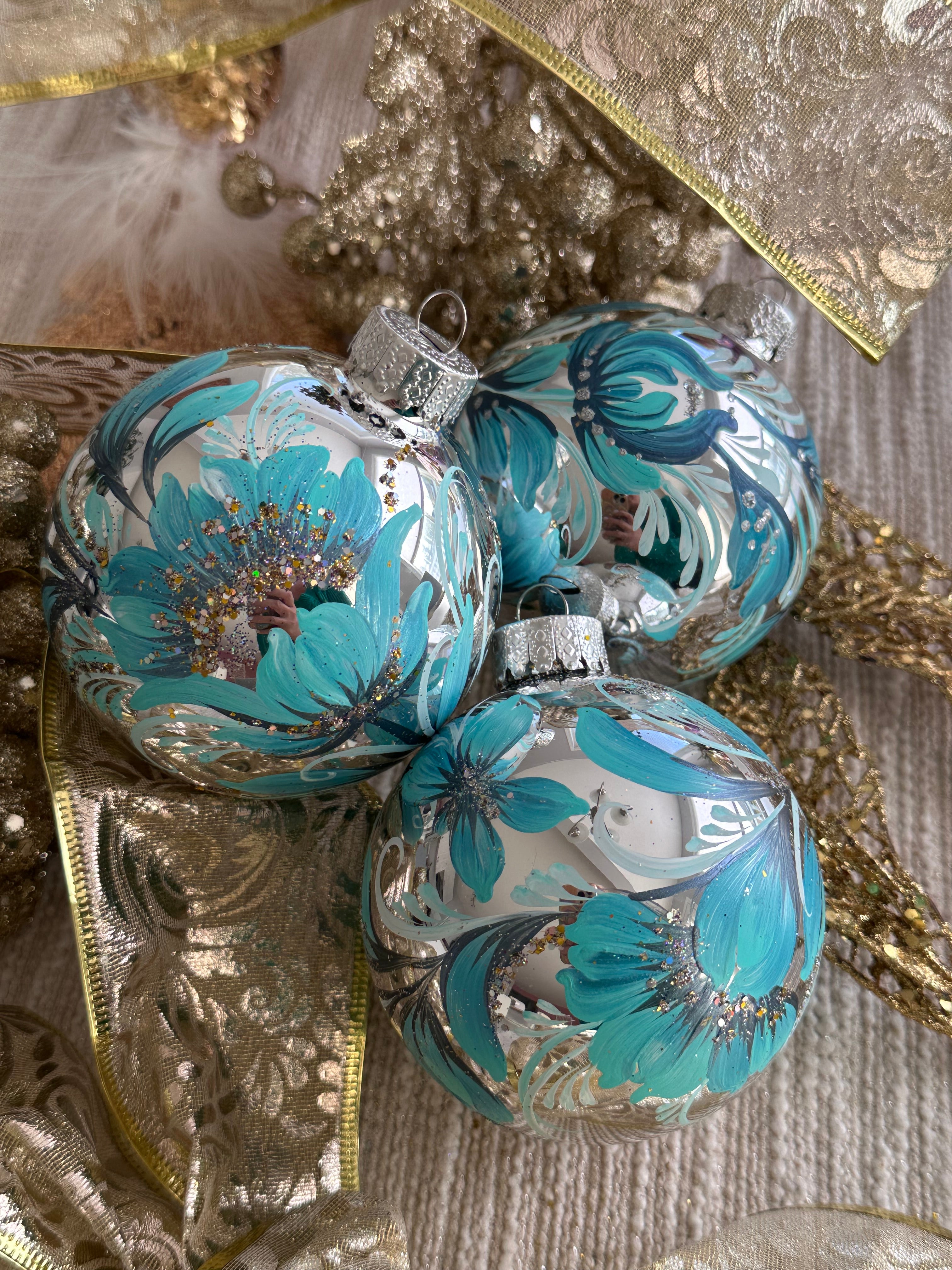A SET OF CHRISTMAS ORNAMENTS - 112