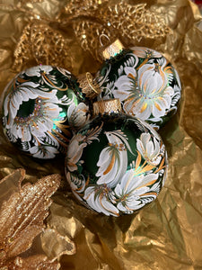 A SET OF CHRISTMAS ORNAMENTS - 116