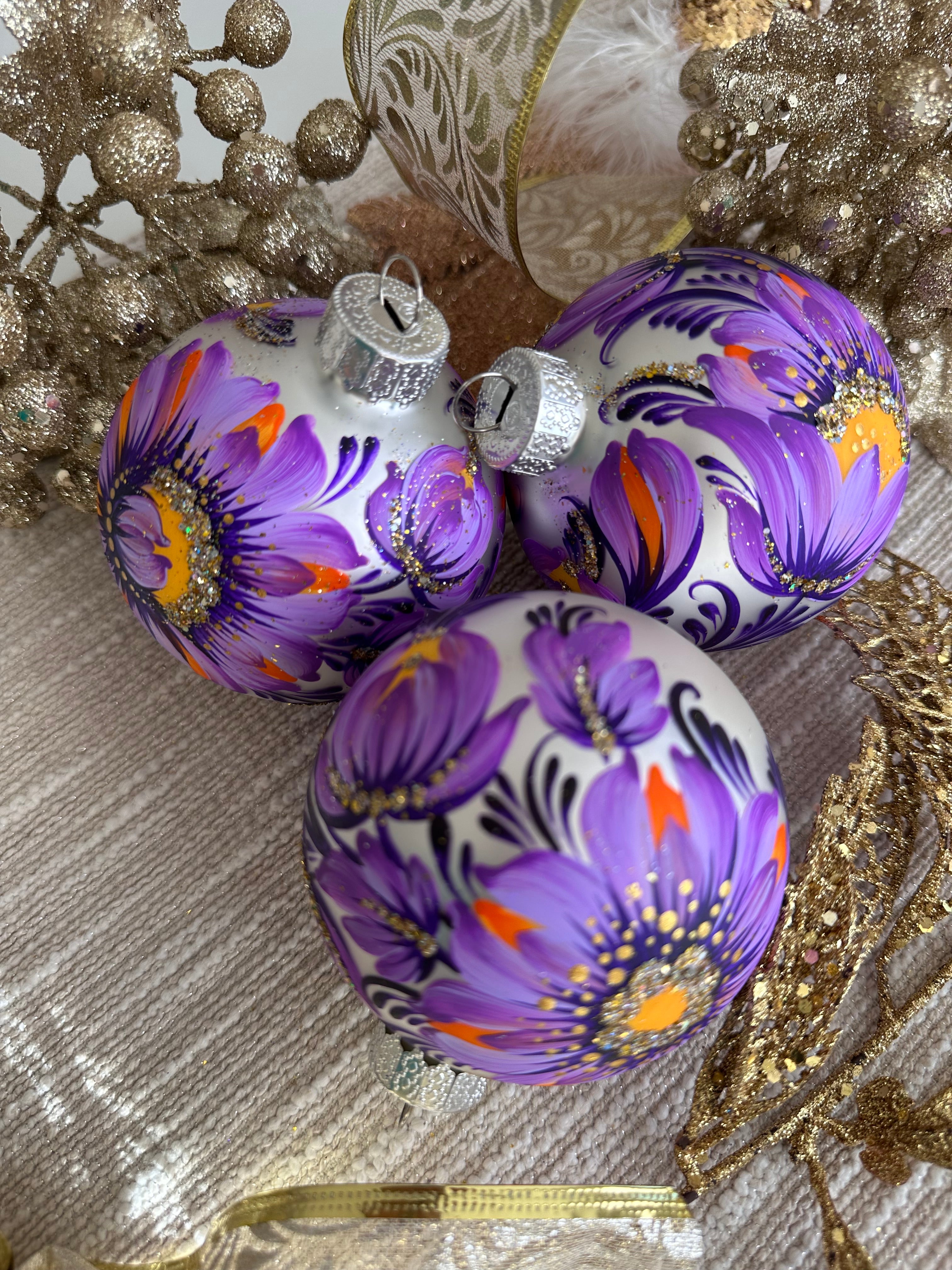 A SET OF CHRISTMAS ORNAMENTS - 113