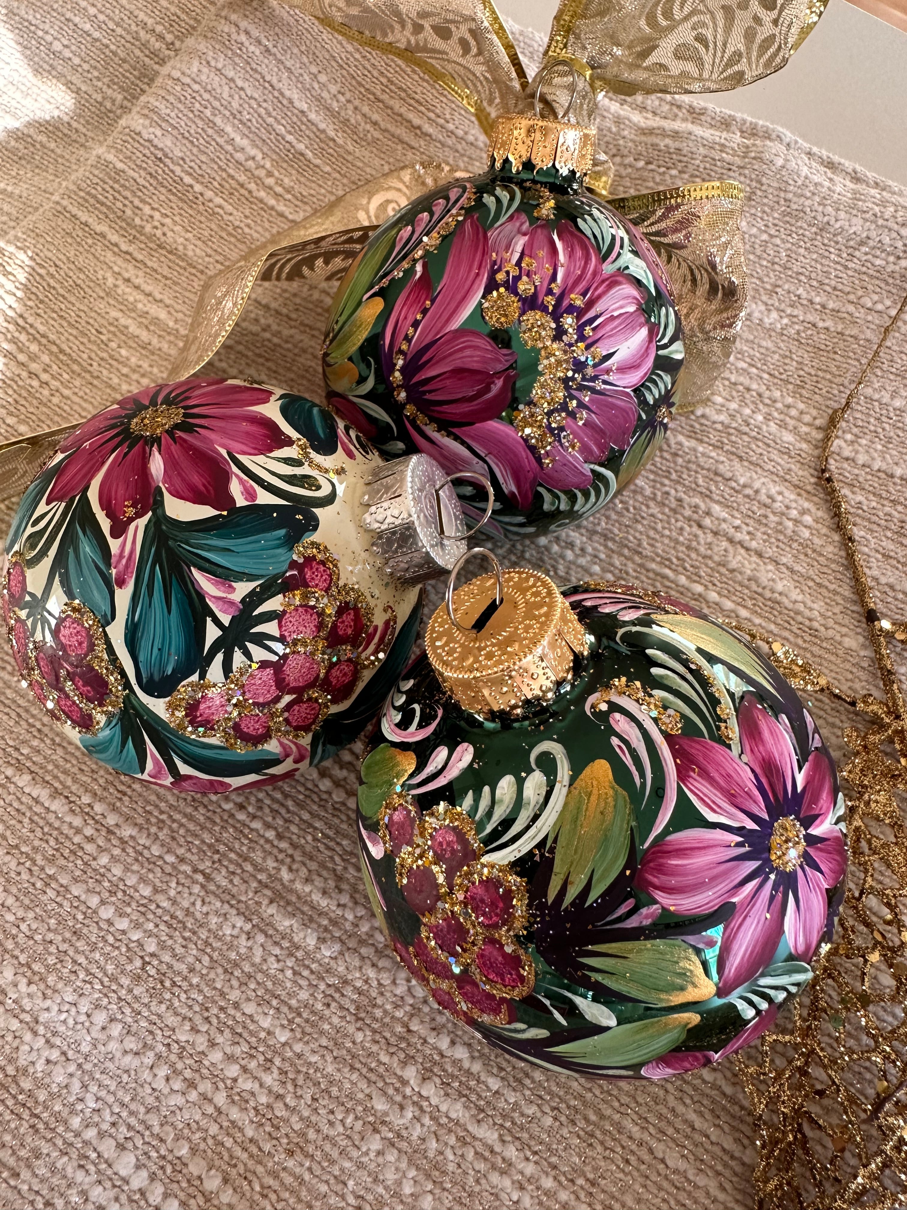 A SET OF CHRISTMAS ORNAMENTS - 123