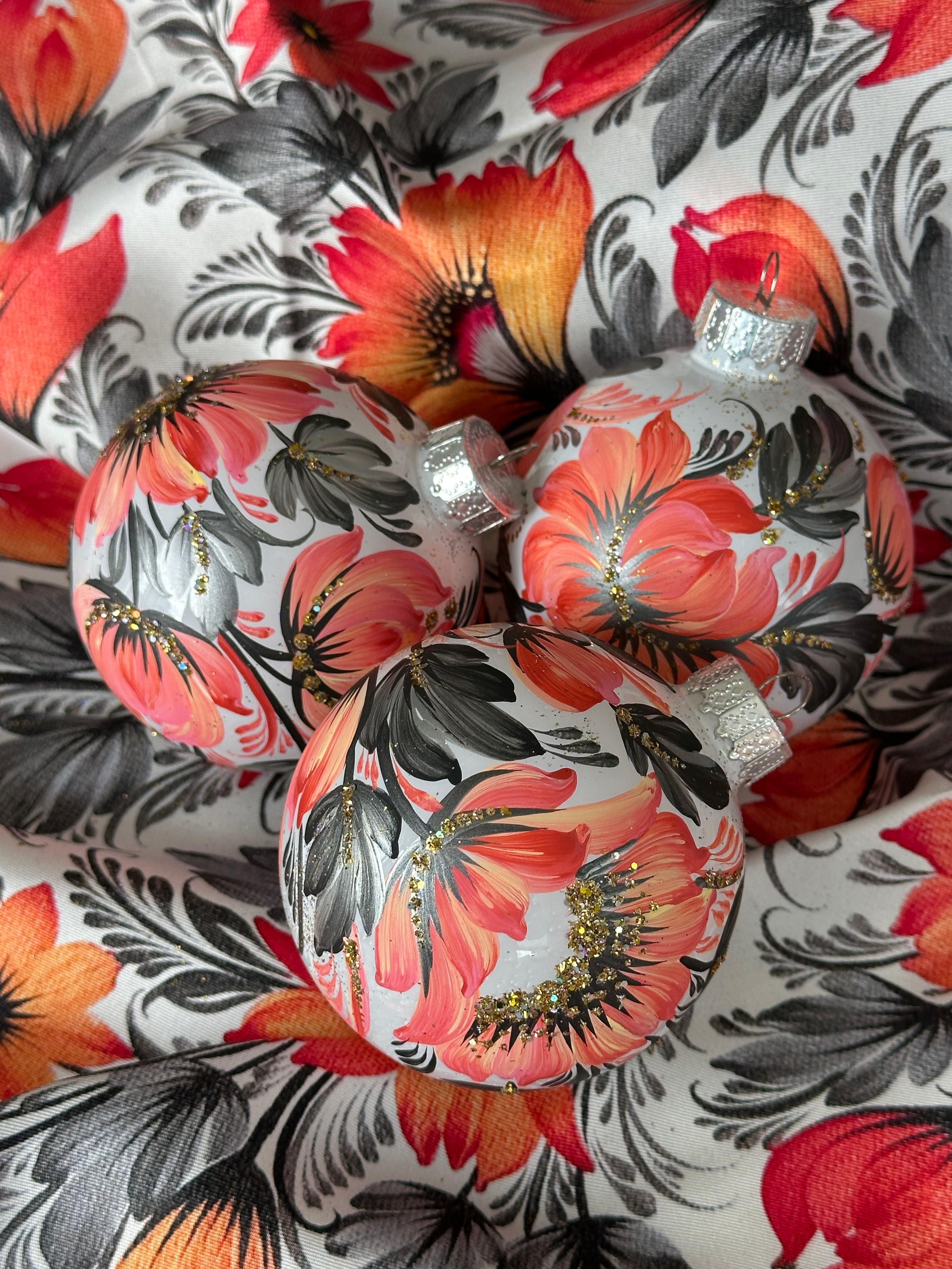 A SET OF CHRISTMAS ORNAMENTS - 103