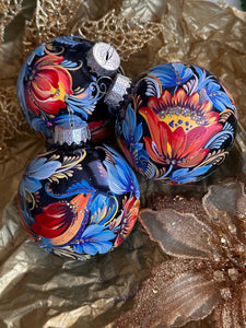 A SET OF CHRISTMAS ORNAMENTS - 117