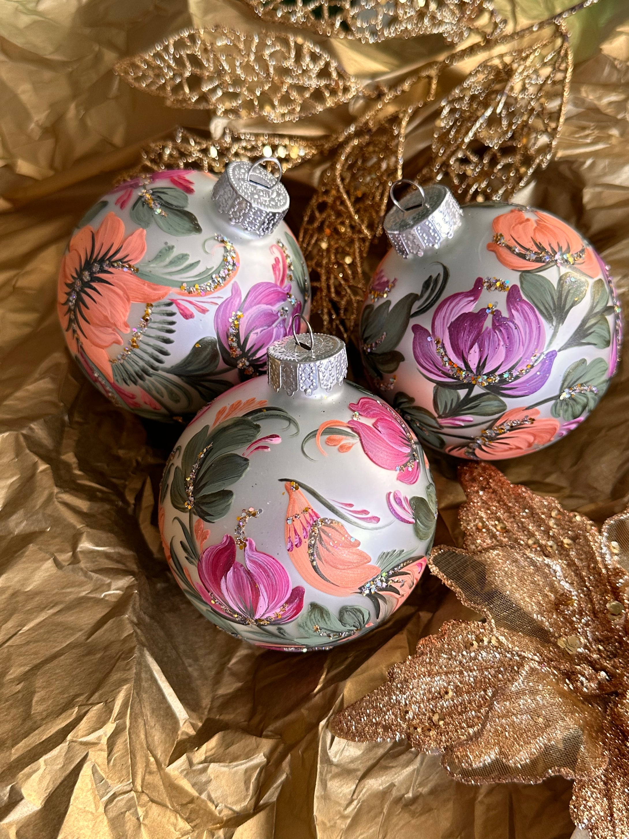 A SET OF CHRISTMAS ORNAMENTS - 112