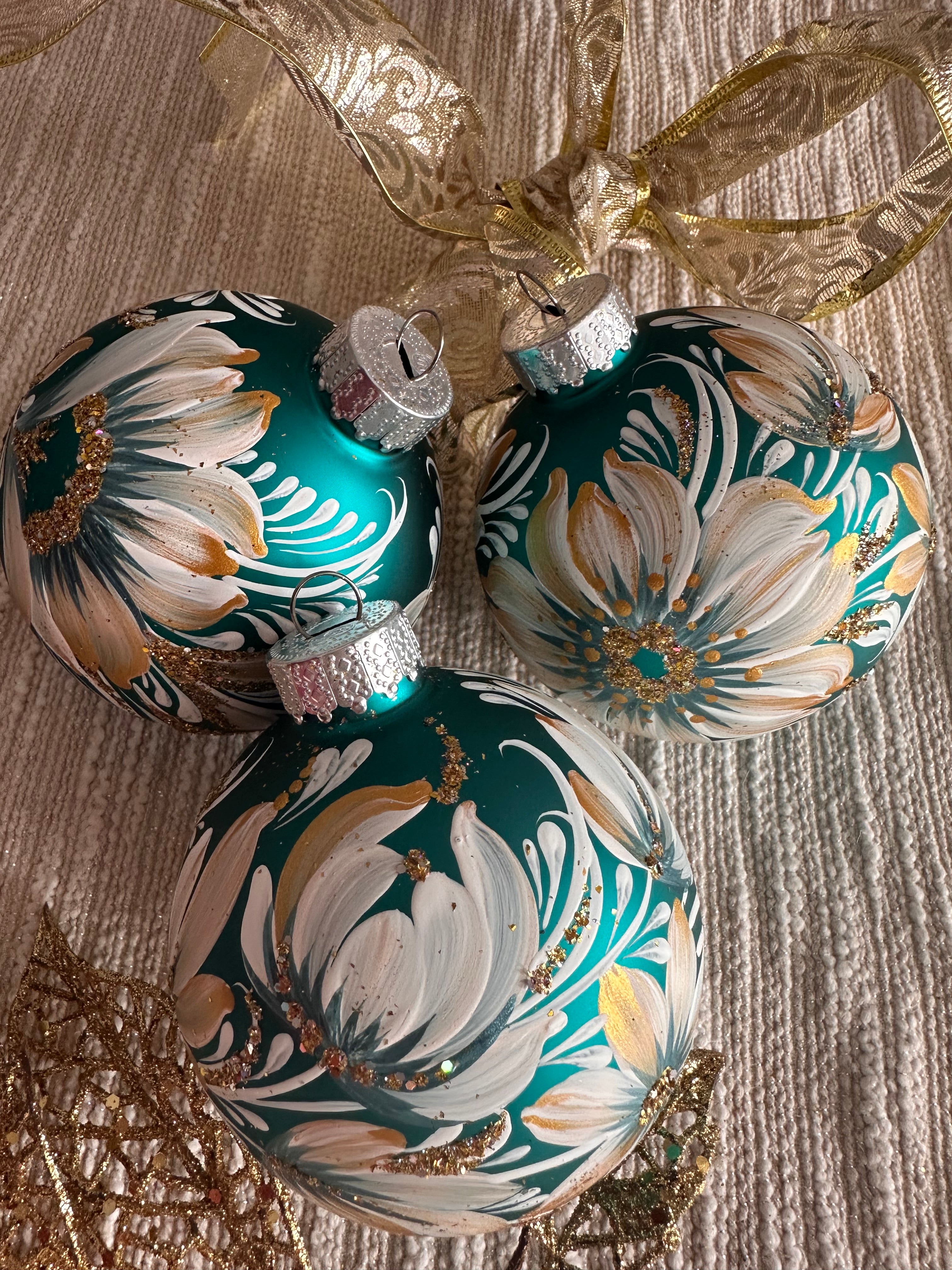 A SET OF CHRISTMAS ORNAMENTS - 125
