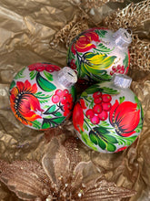 A SET OF CHRISTMAS ORNAMENTS - 119