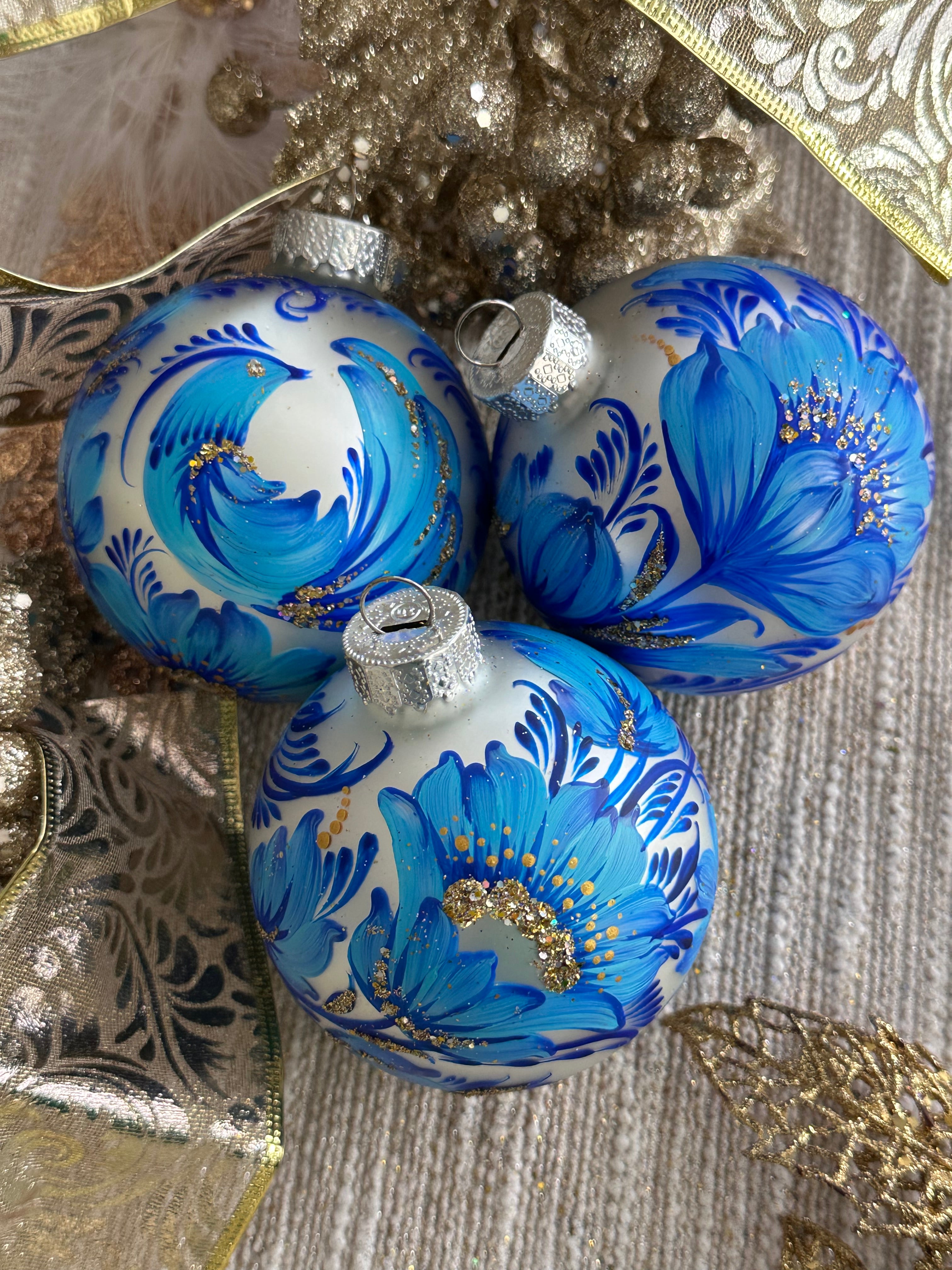 A SET OF CHRISTMAS ORNAMENTS - 101