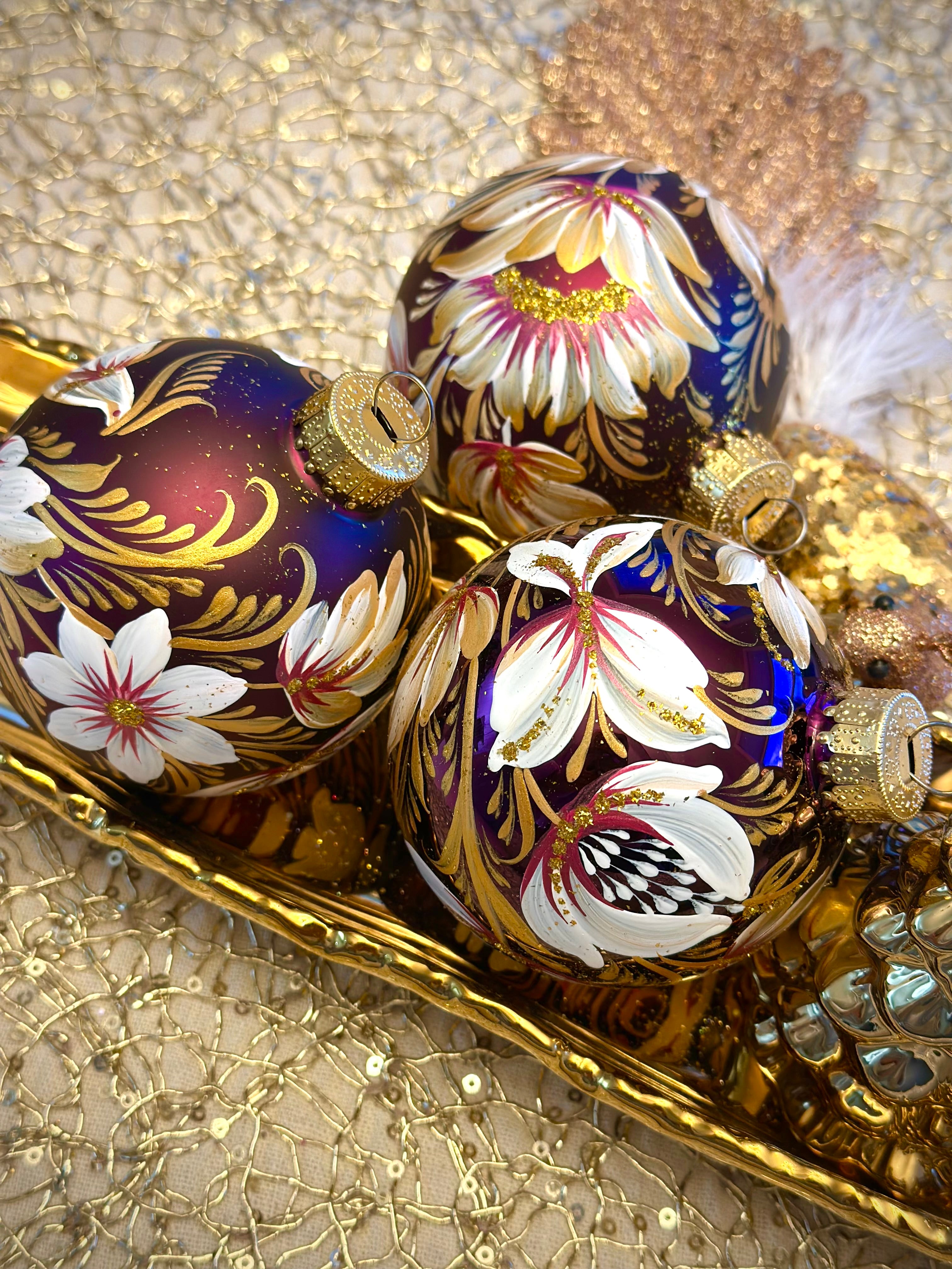 A SET OF CHRISTMAS ORNAMENTS - 118