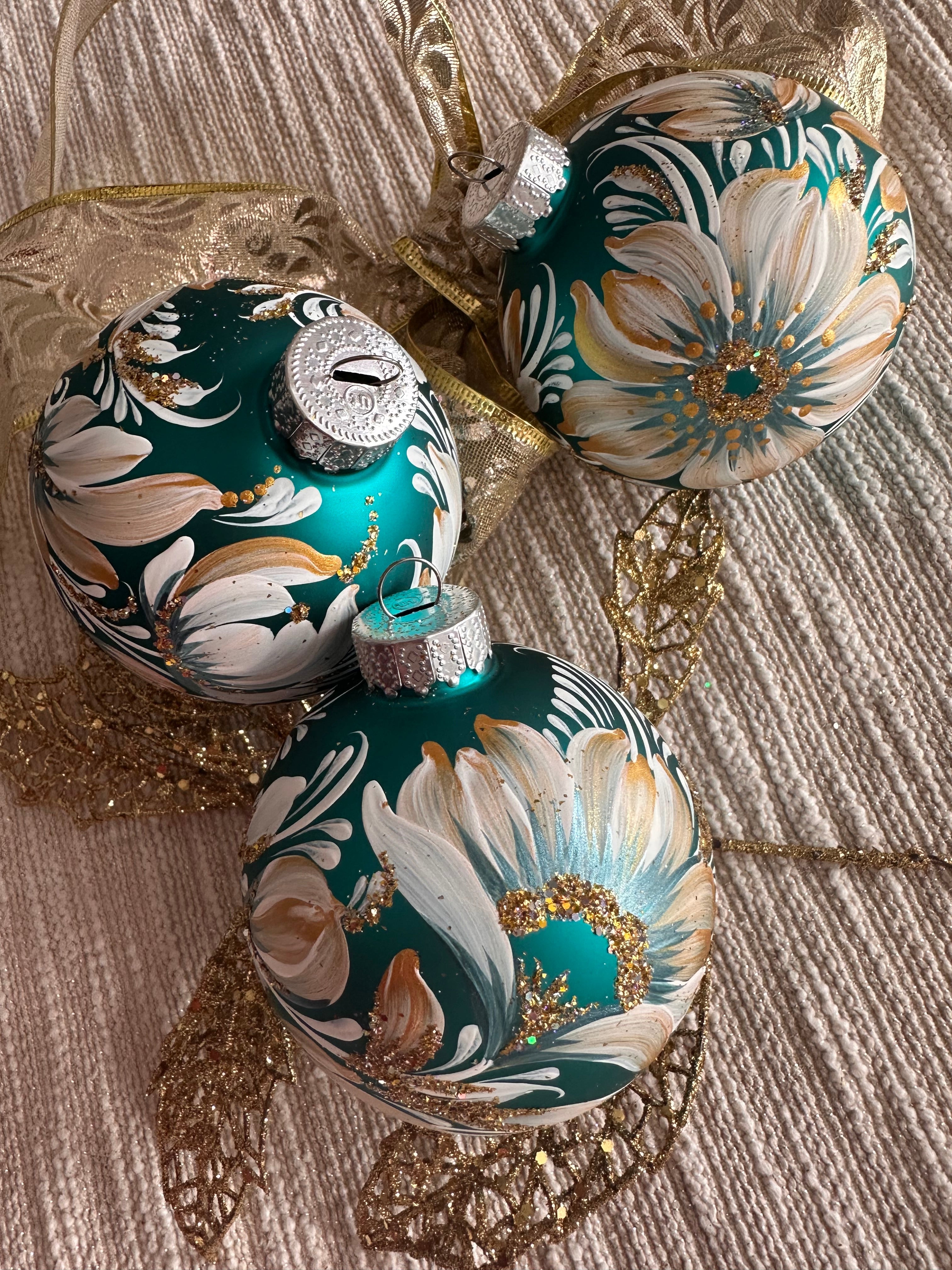 A SET OF CHRISTMAS ORNAMENTS - 125