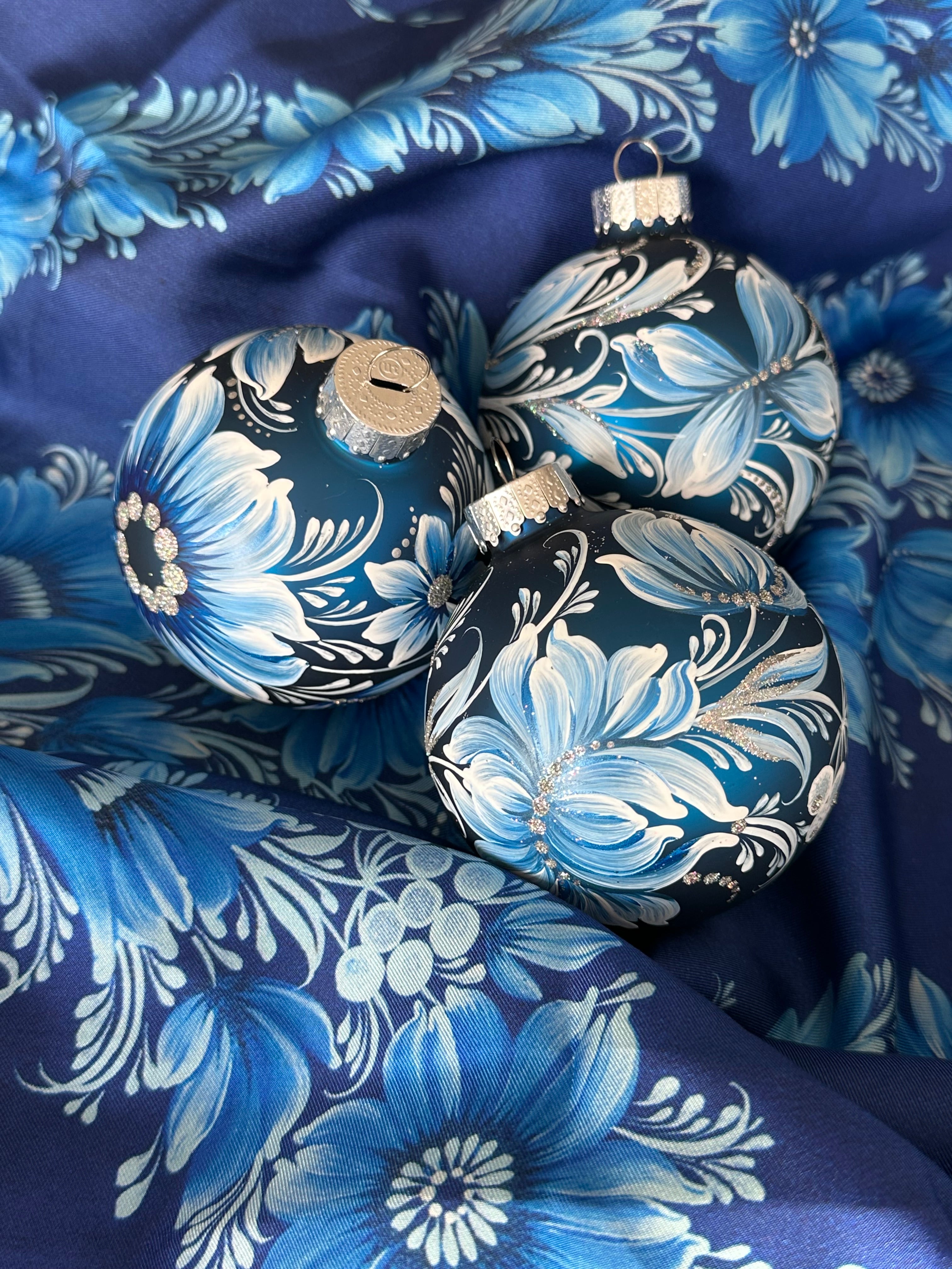 A SET OF CHRISTMAS ORNAMENTS - 115