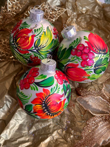 A SET OF CHRISTMAS ORNAMENTS - 119