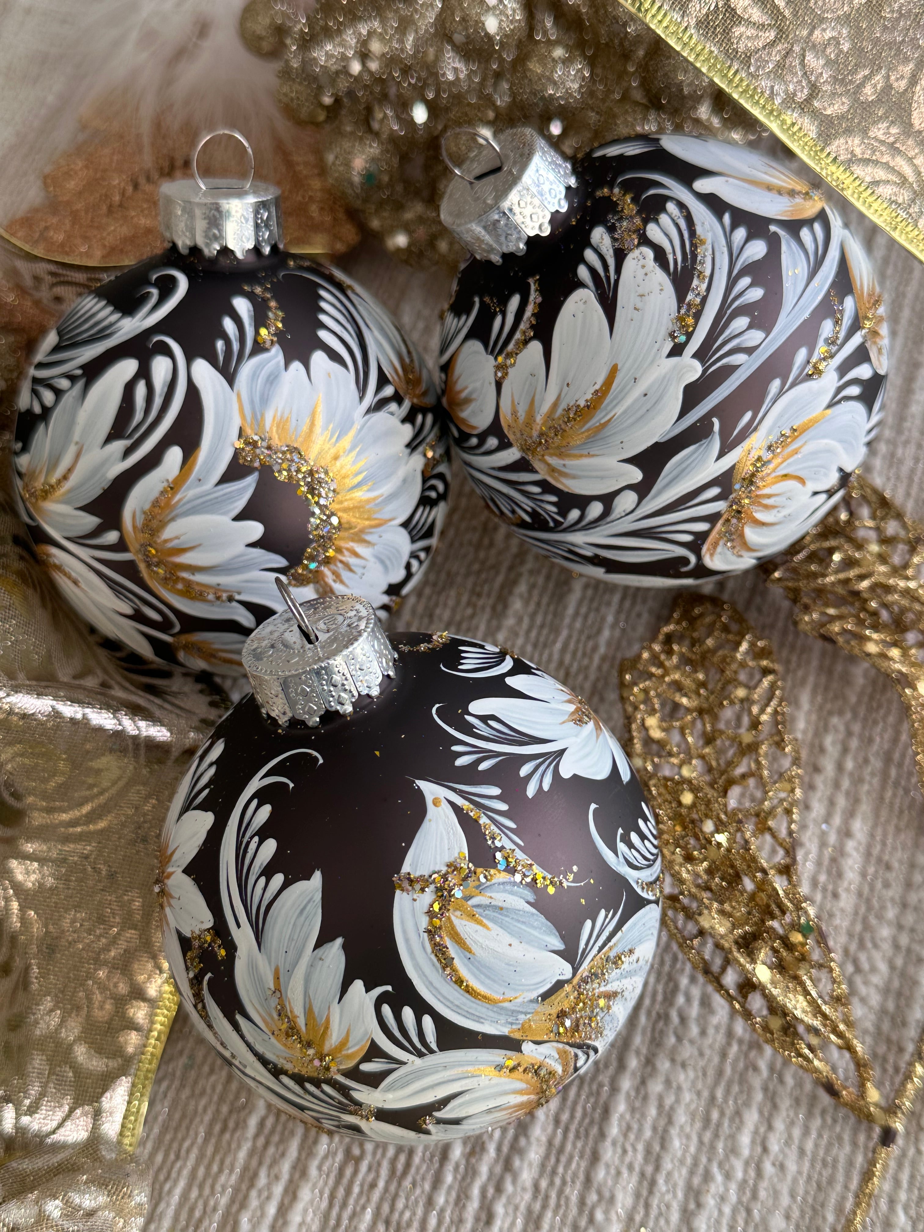 A SET OF CHRISTMAS ORNAMENTS - 111