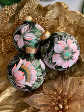 A SET OF CHRISTMAS ORNAMENTS - 121